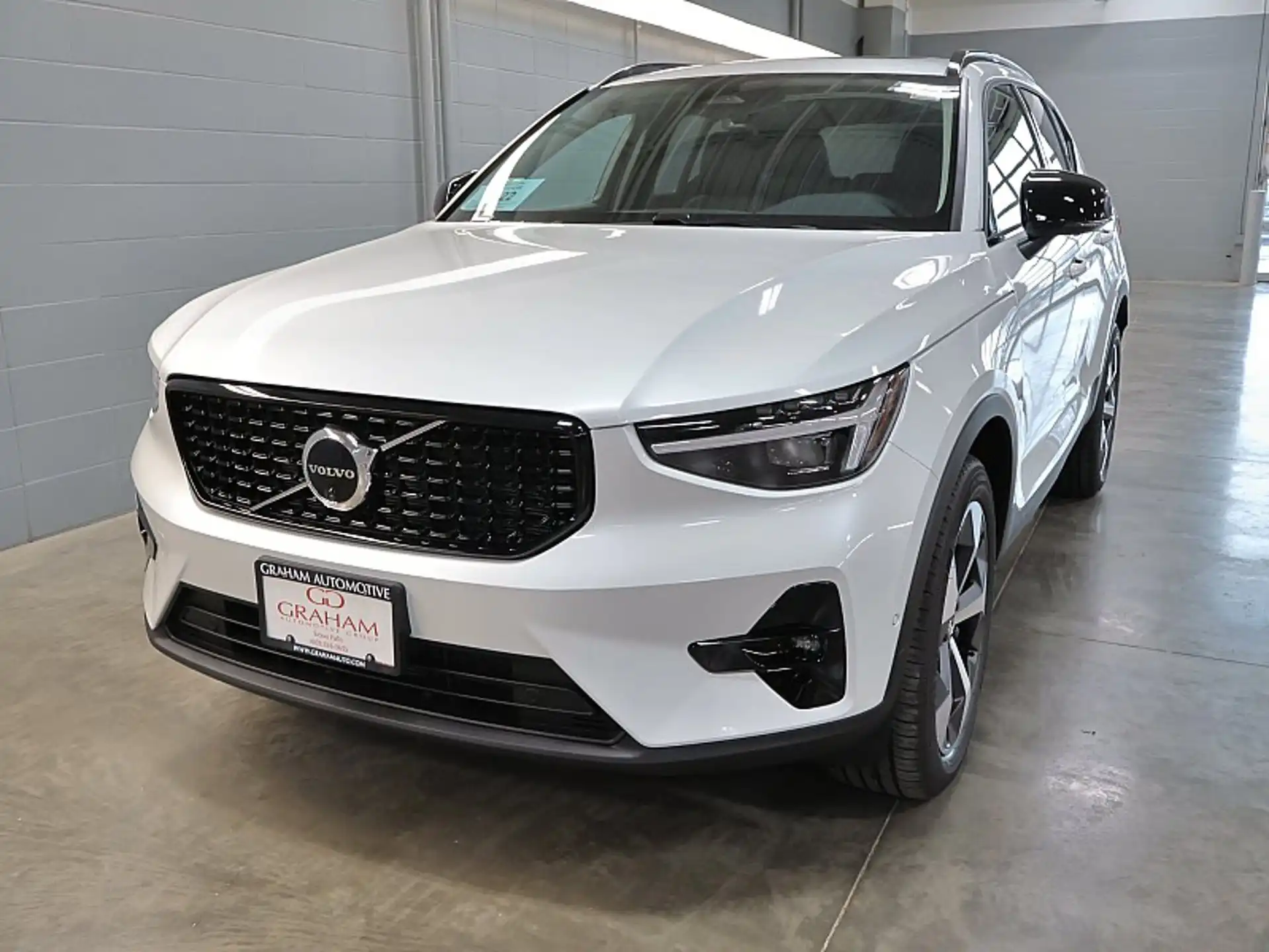 2026 Volvo XC40 B5 Plus Dark AWD's photo