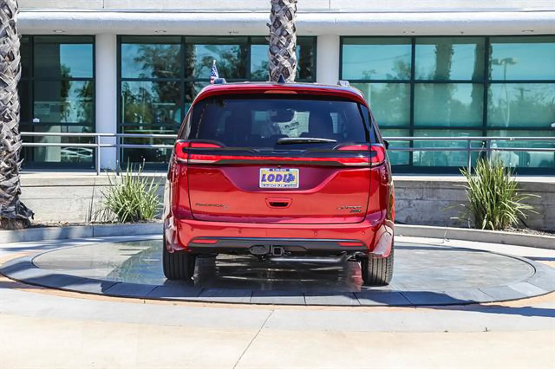 2027 Chrysler Pacifica Limited AWD photo 4