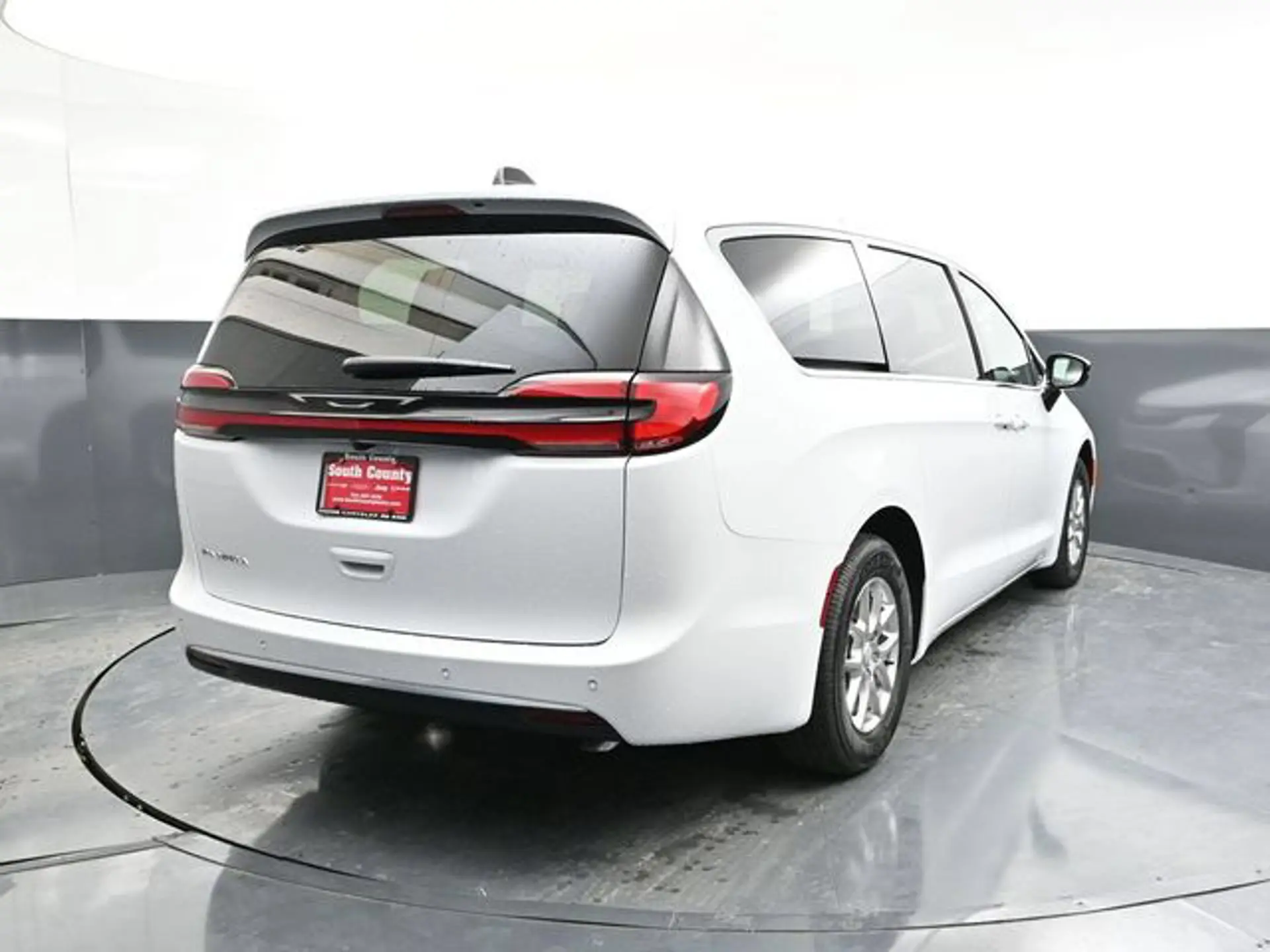 2027 Chrysler Pacifica Select photo 4