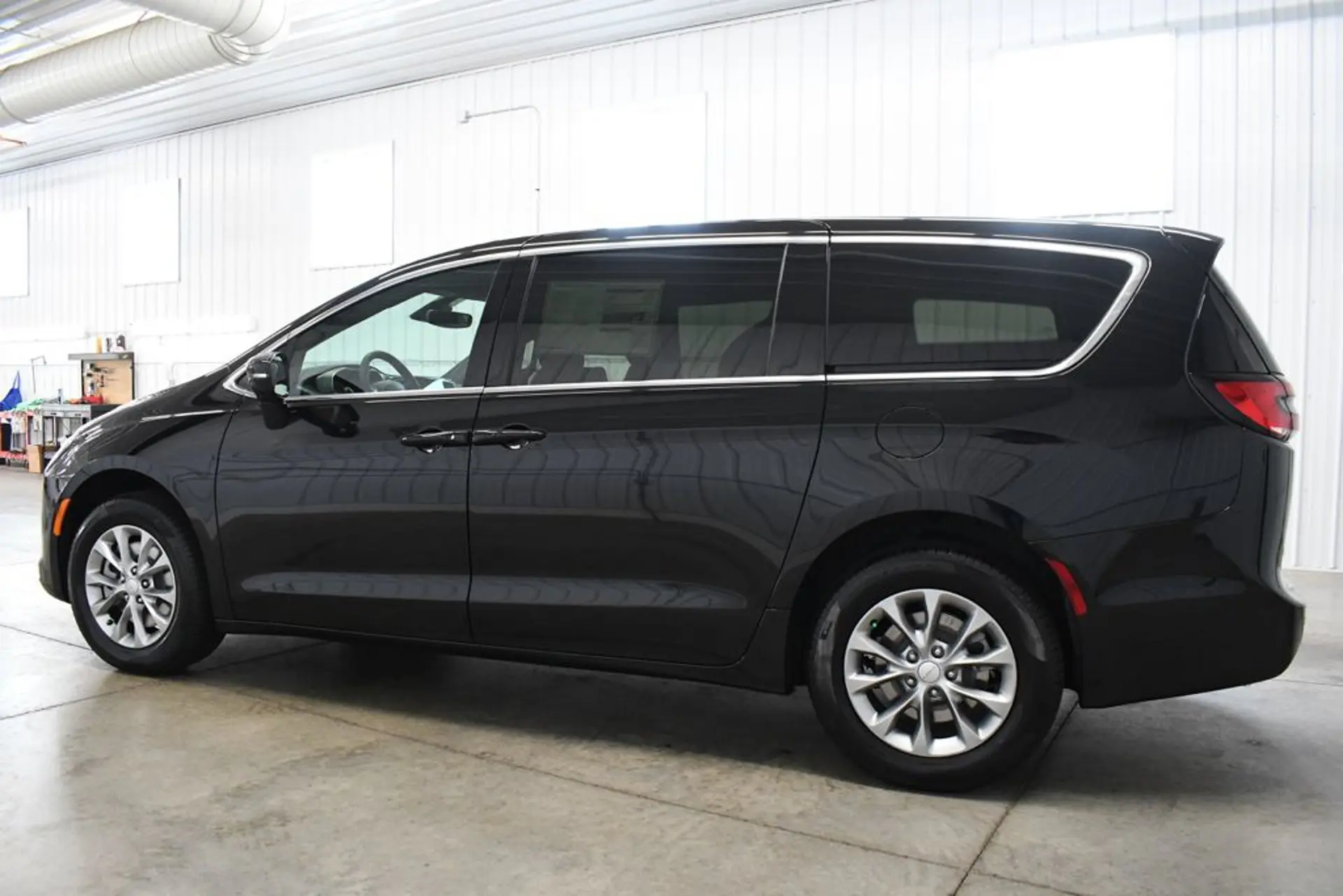 2027 Chrysler Pacifica Select AWD photo 4