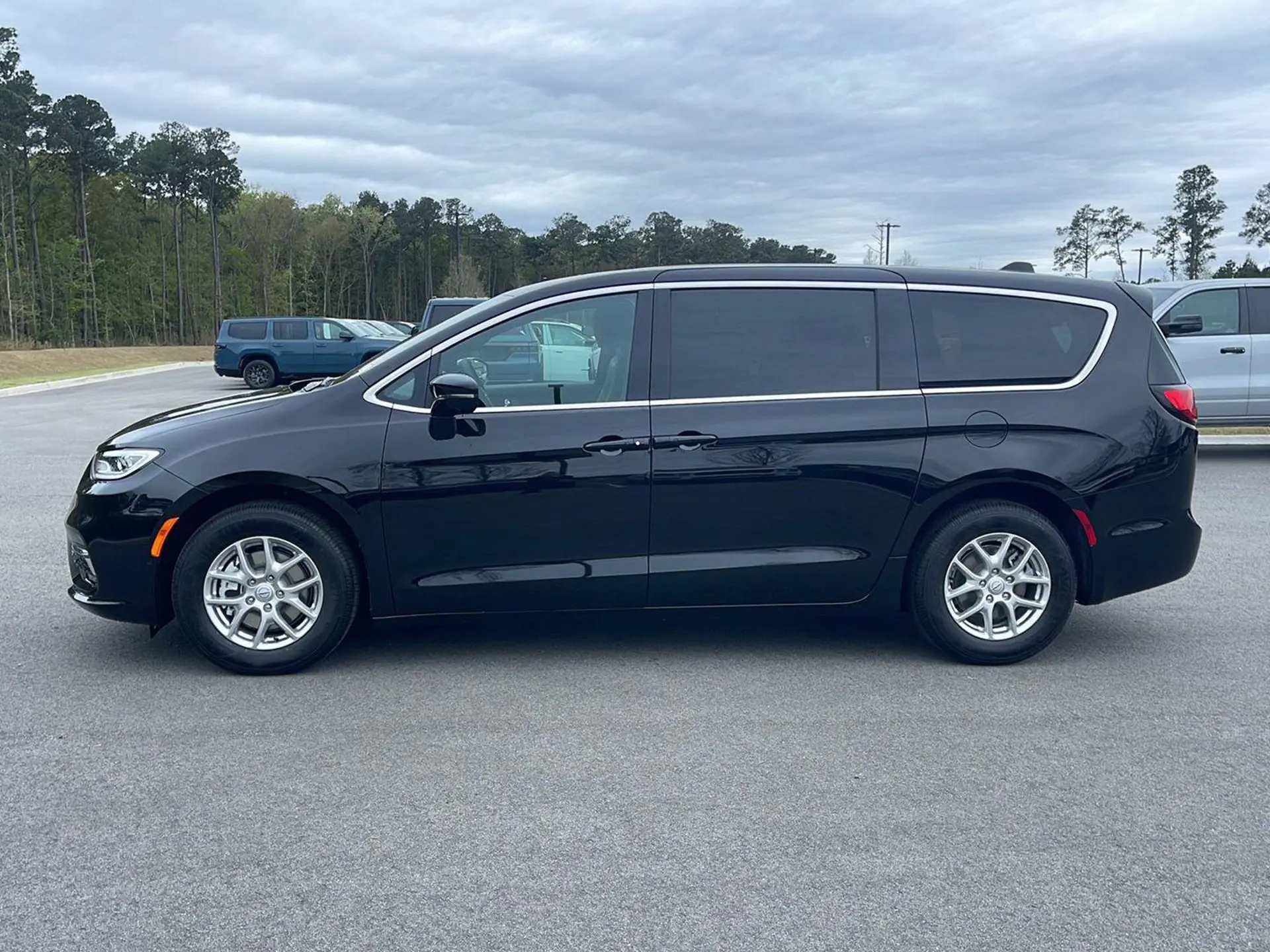 2026 Chrysler Pacifica Select photo 4