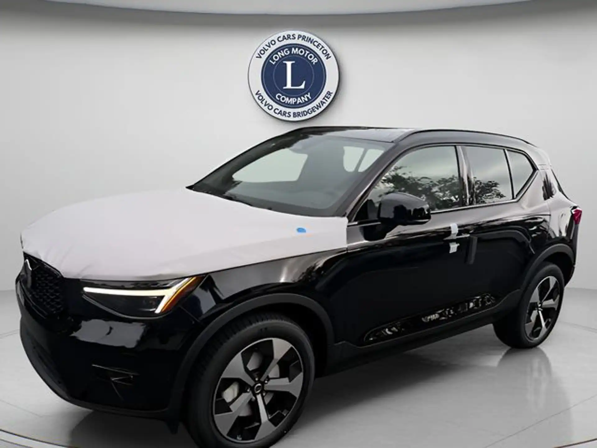 2026 Volvo XC40 B5 Plus Dark AWD's photo