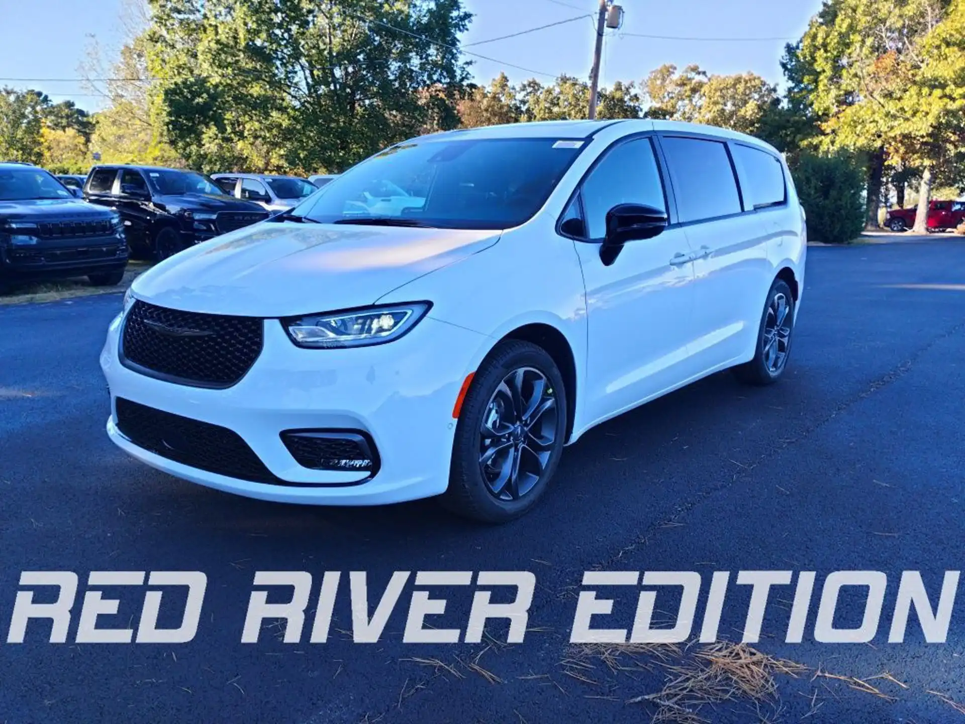 2026 Chrysler Pacifica Select's photo