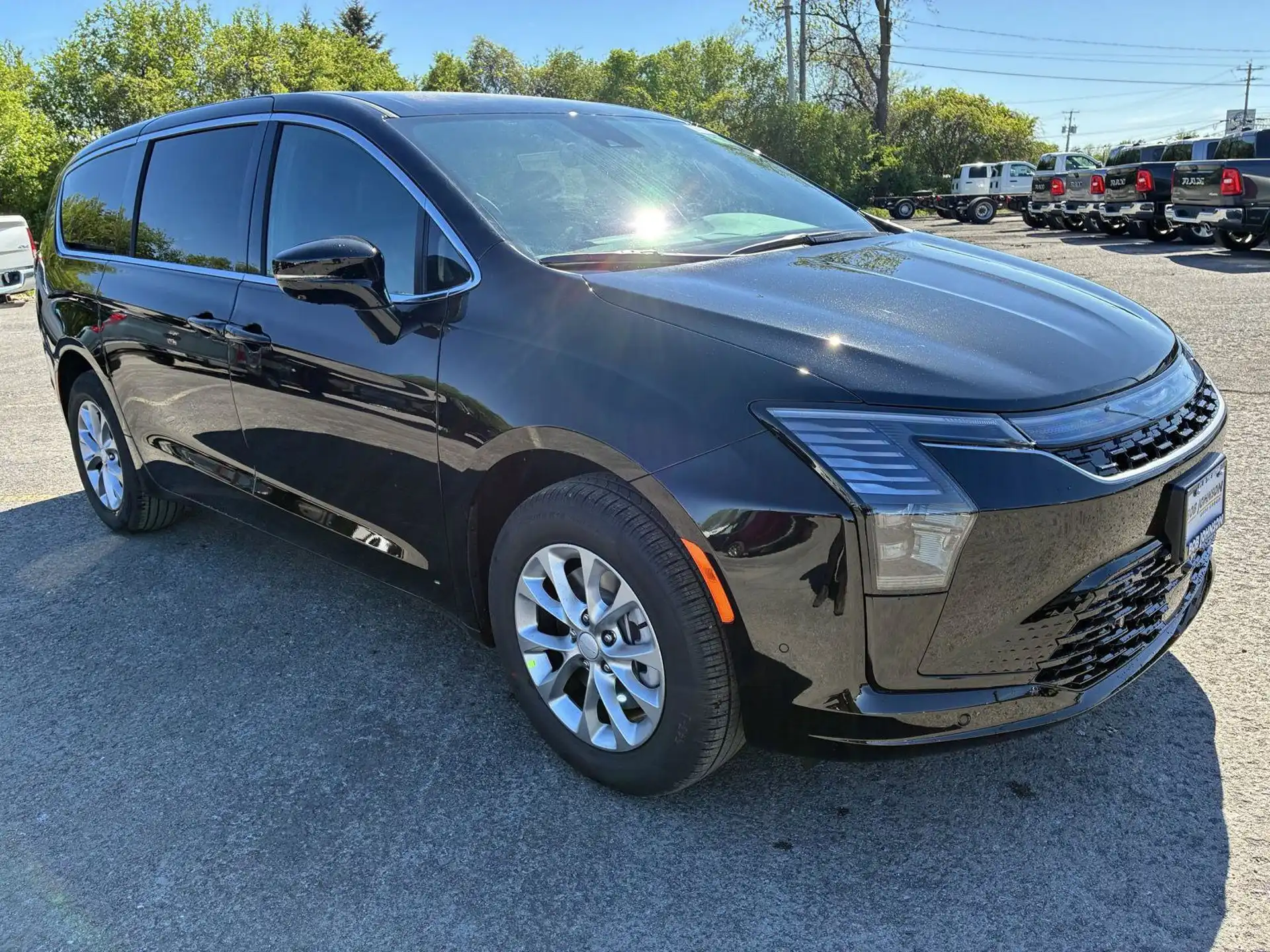 2027 Chrysler Pacifica Select AWD's photo