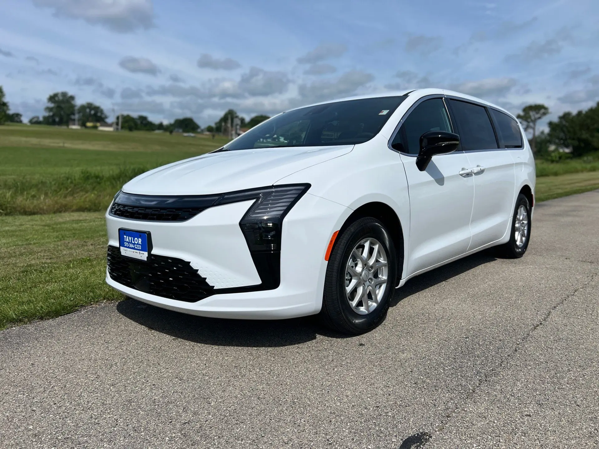 2027 Chrysler Pacifica Select photo 4