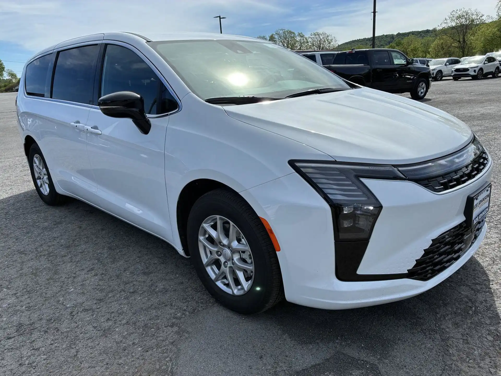 2027 Chrysler Pacifica Select's photo