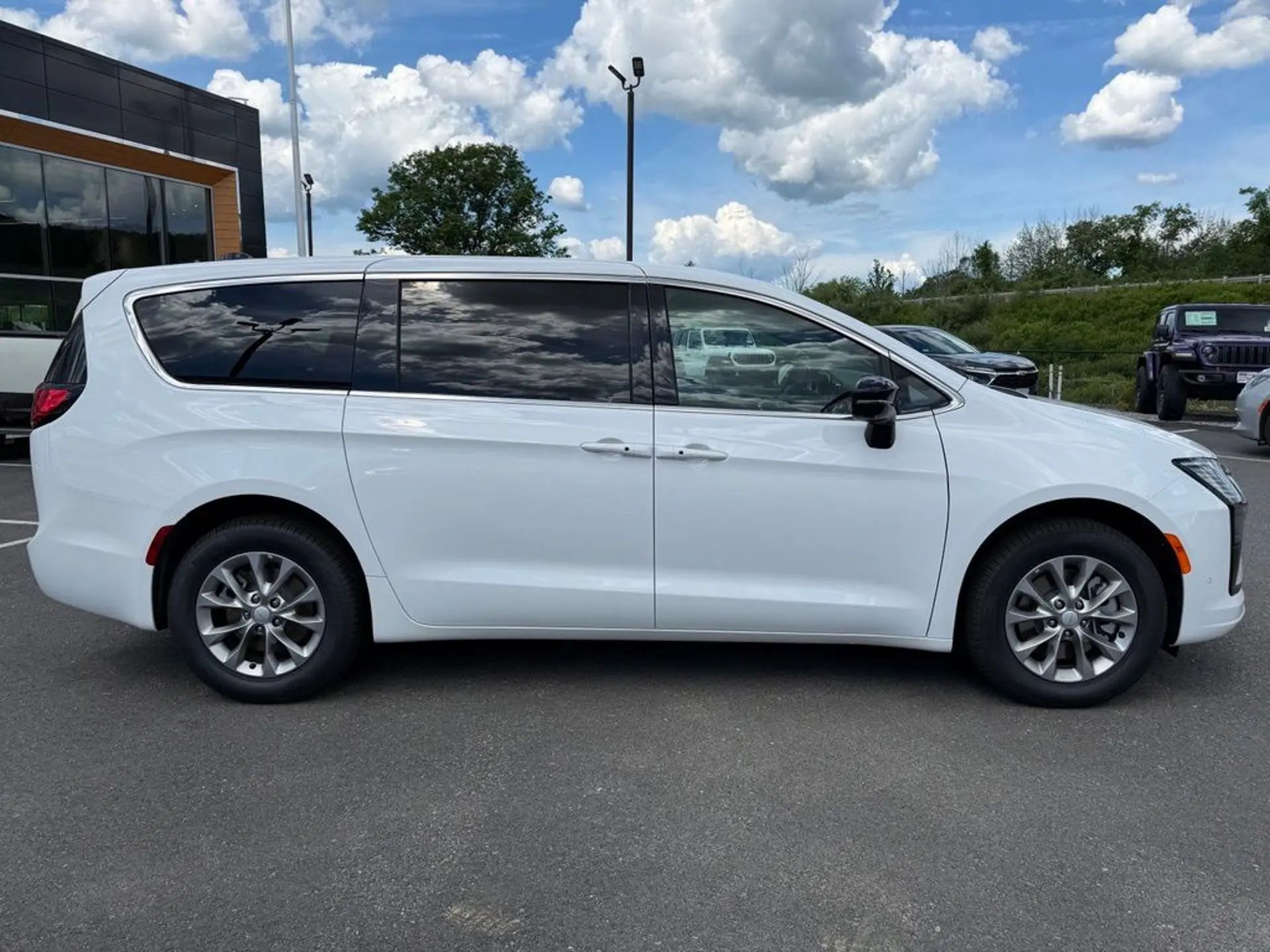 2027 Chrysler Pacifica Select AWD photo 3