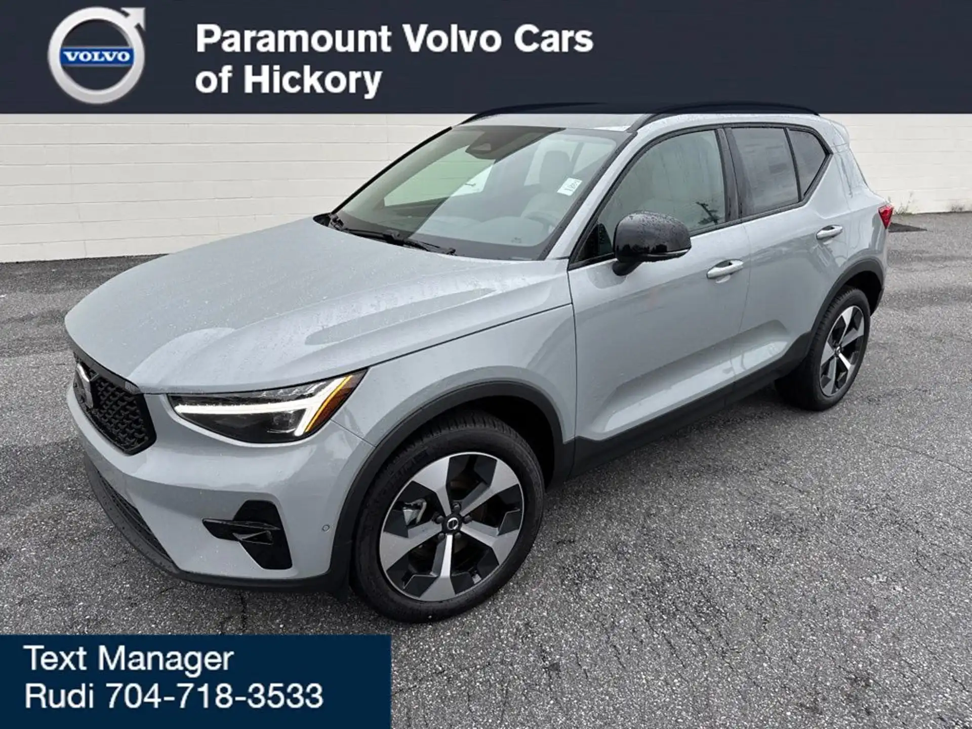 2026 Volvo XC40 B5 Plus Dark AWD's photo