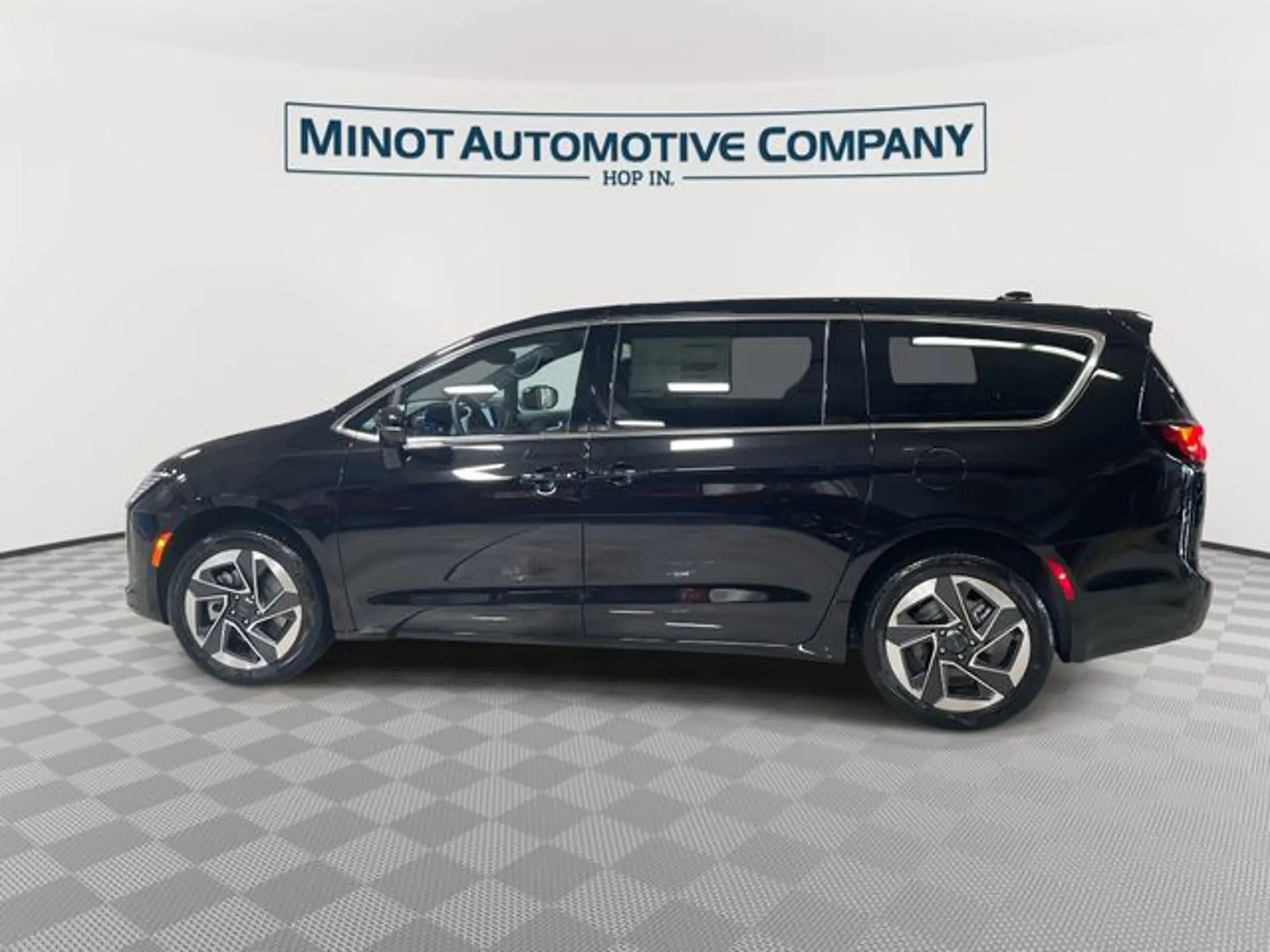 2027 Chrysler Pacifica Limited AWD photo 5