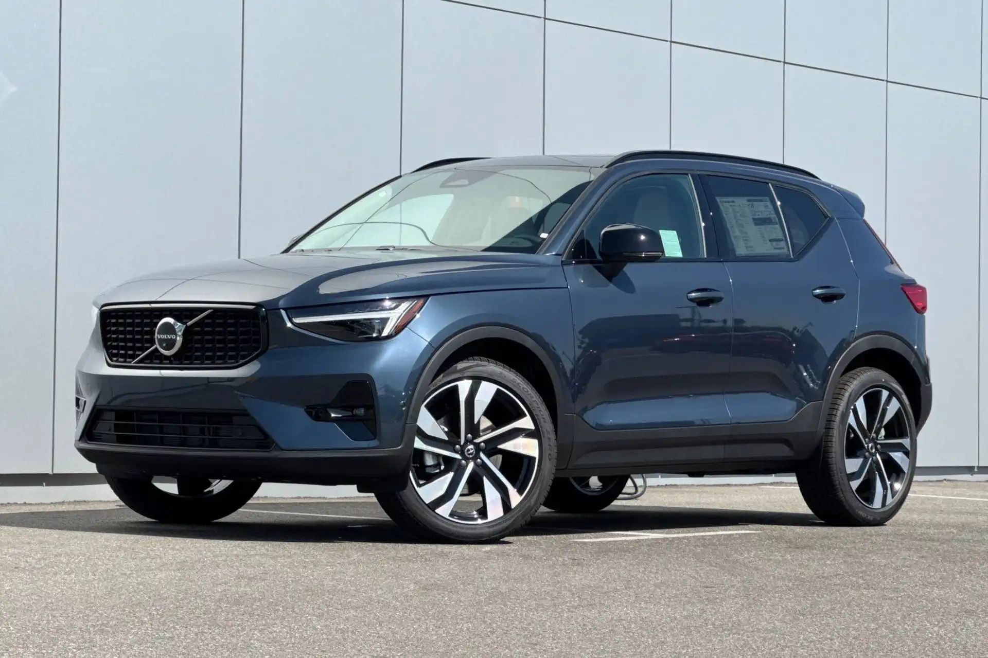 2026 Volvo XC40 B5 Ultra Dark AWD's photo