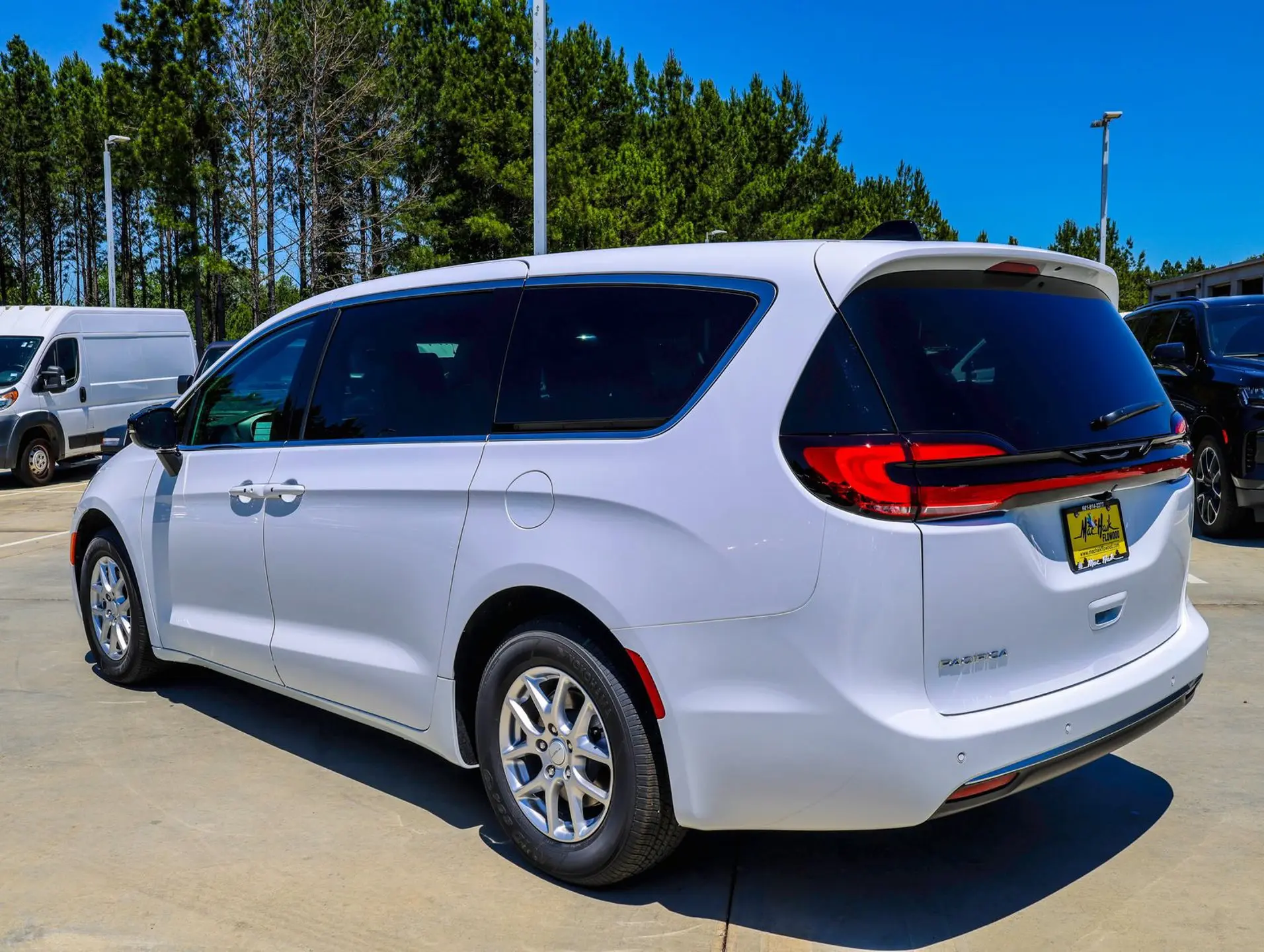 2027 Chrysler Pacifica Select photo 5