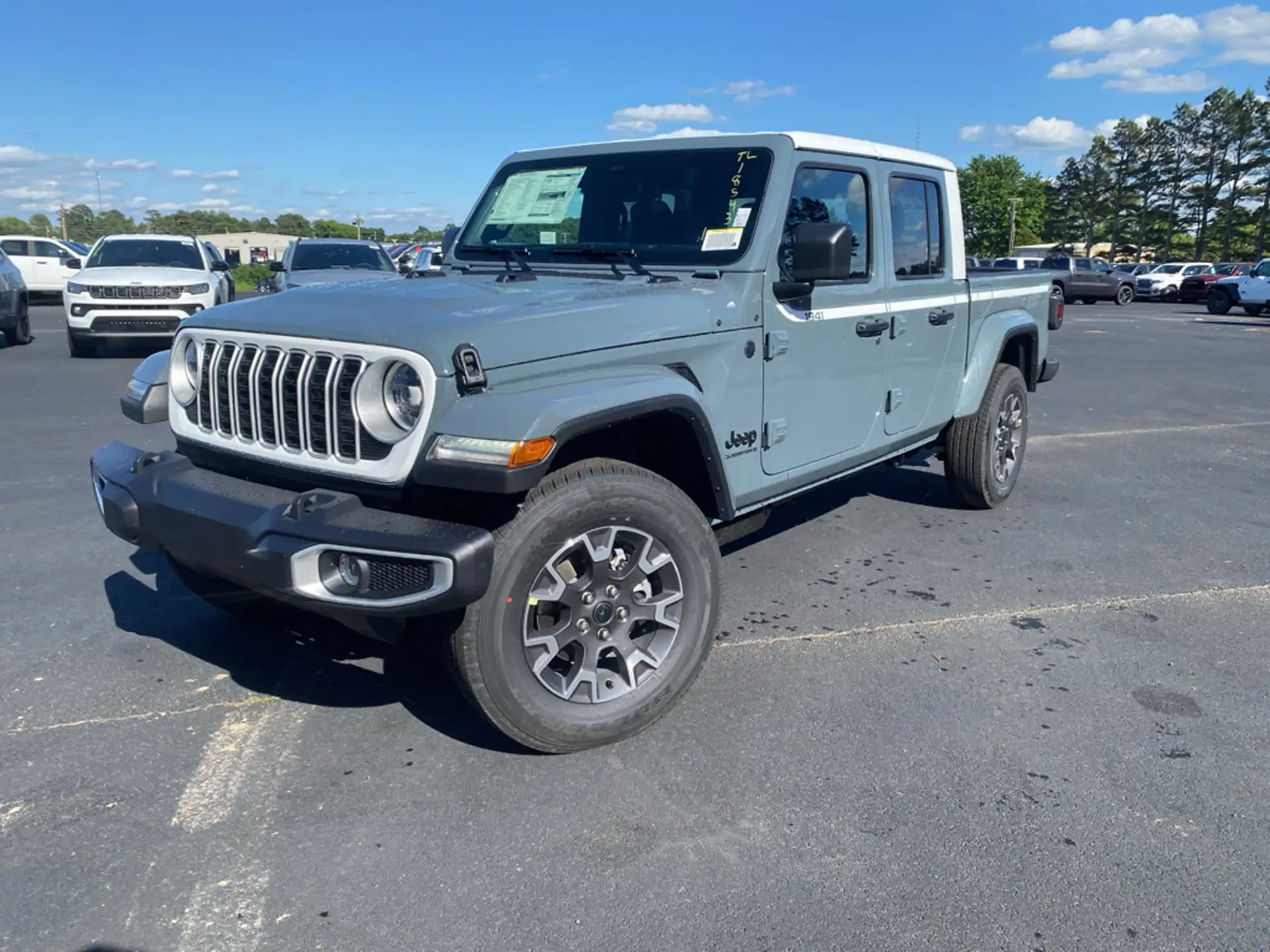 2026 Jeep Gladiator Sahara Auto's photo
