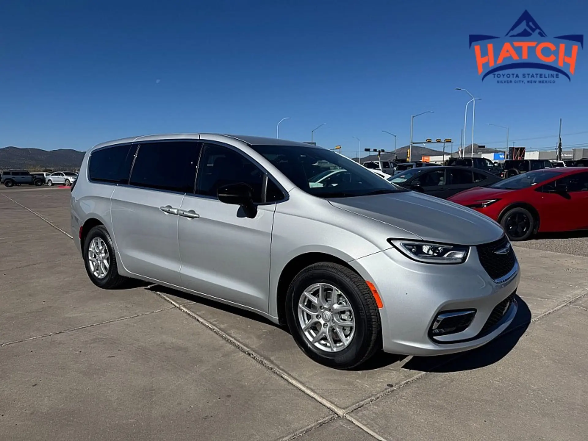 2026 Chrysler Pacifica Select photo 3