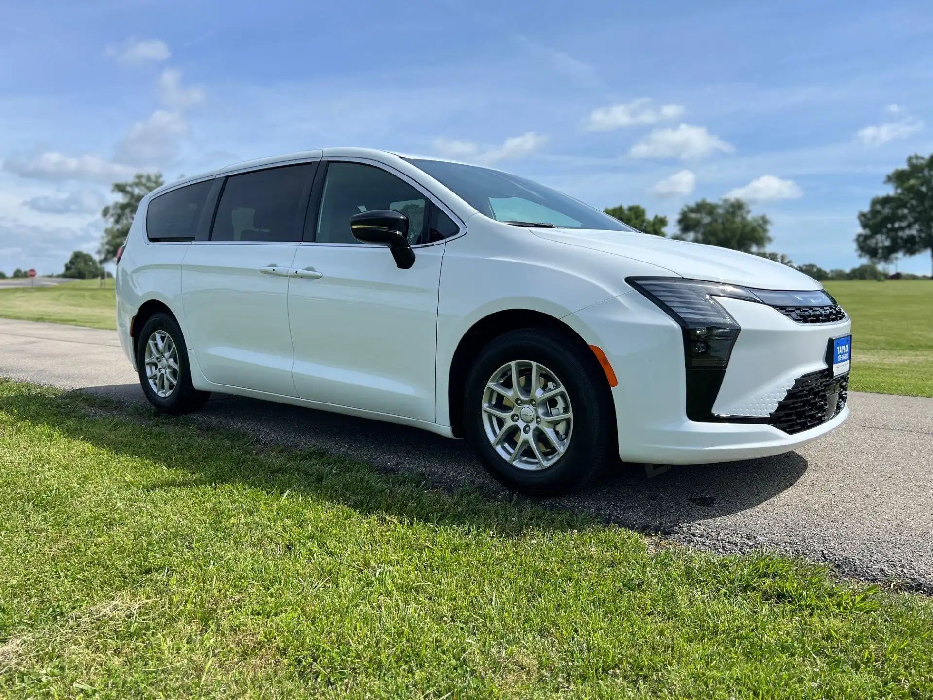 2027 Chrysler Pacifica Select's photo