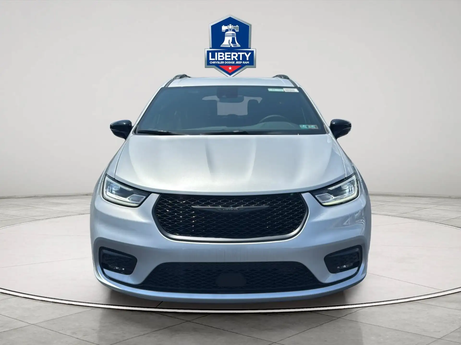 2026 Chrysler Pacifica Select's photo