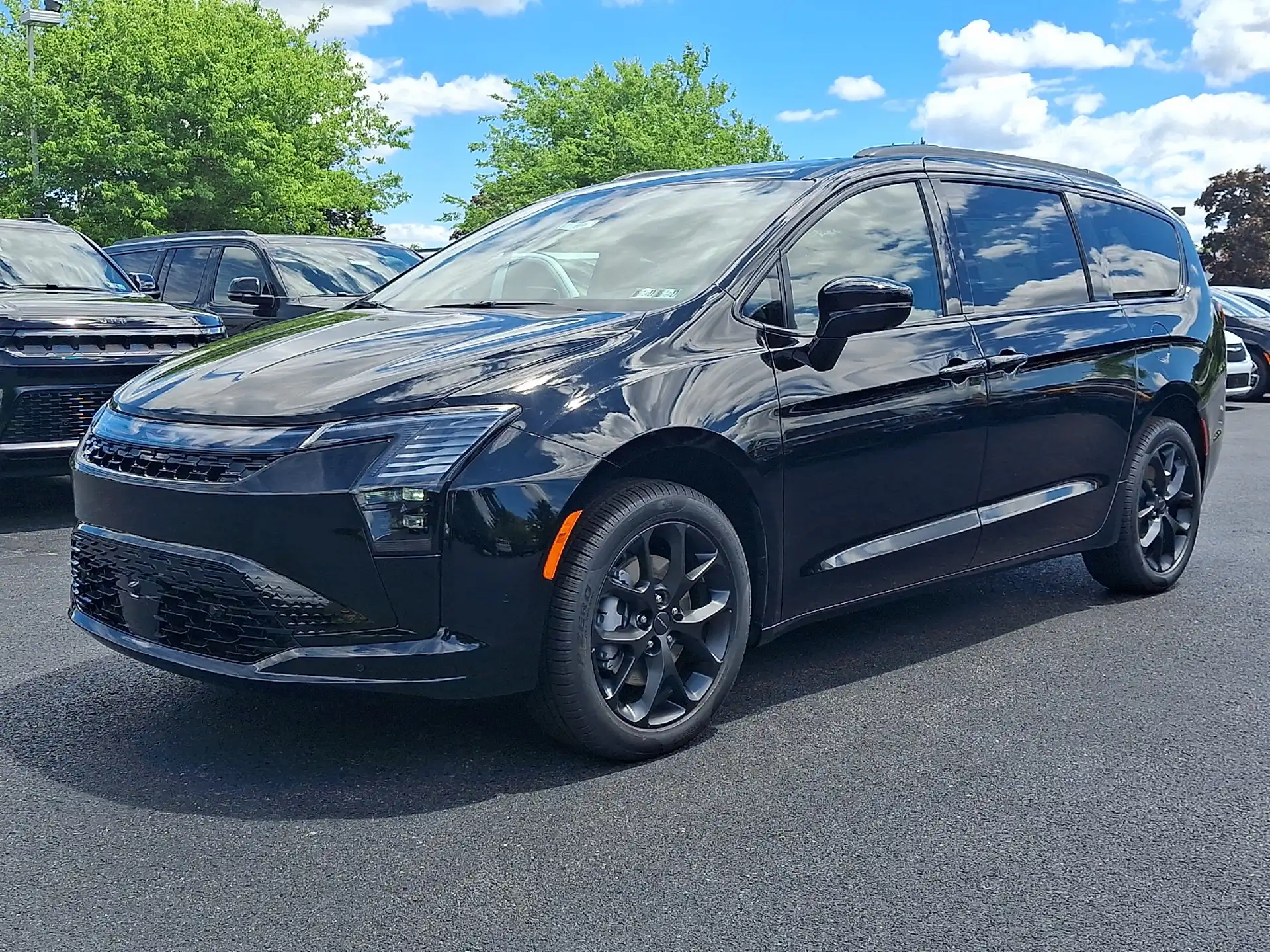 2027 Chrysler Pacifica Limited AWD's photo