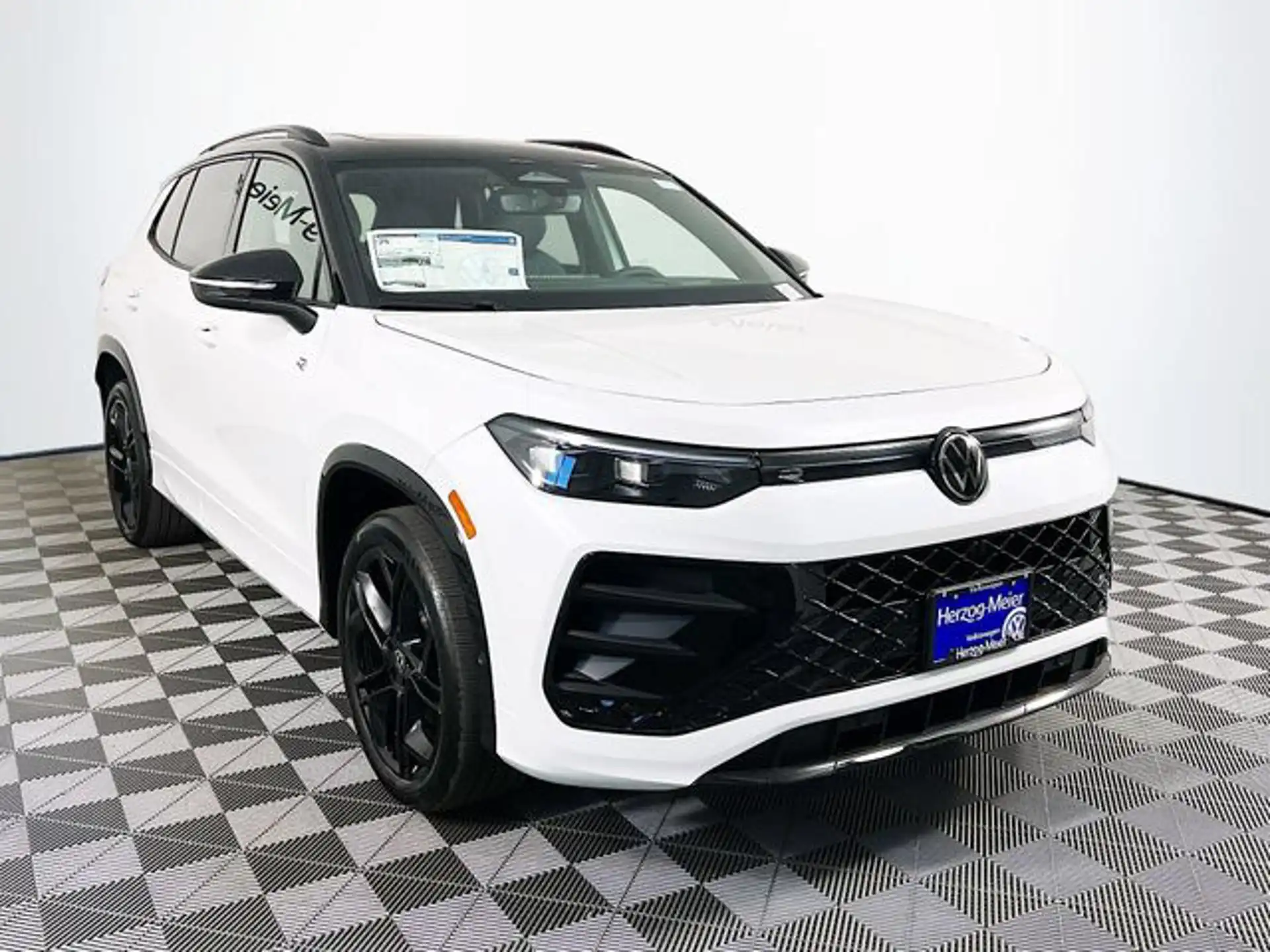 2026 Volkswagen Tiguan 2.0T SE R-Line Black 4Motion's photo