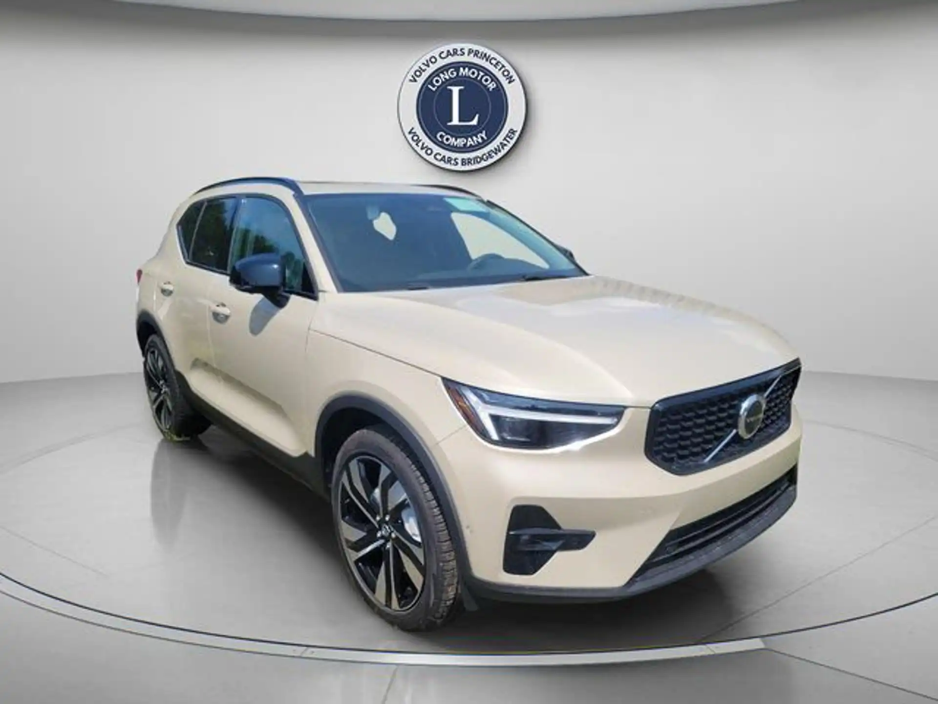 2025 Volvo XC40 B5 Plus Dark AWD's photo