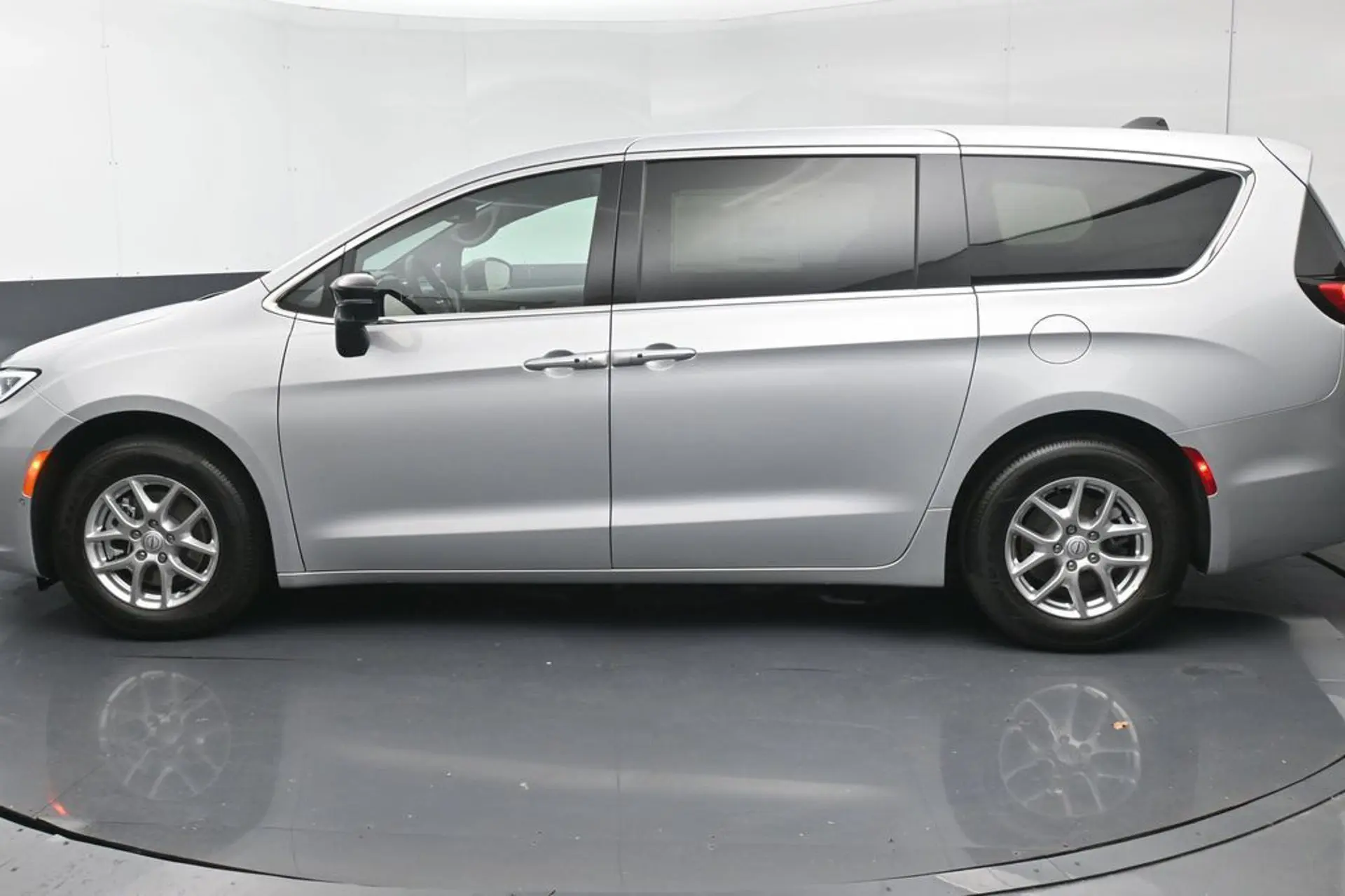 2026 Chrysler Pacifica Select photo 3