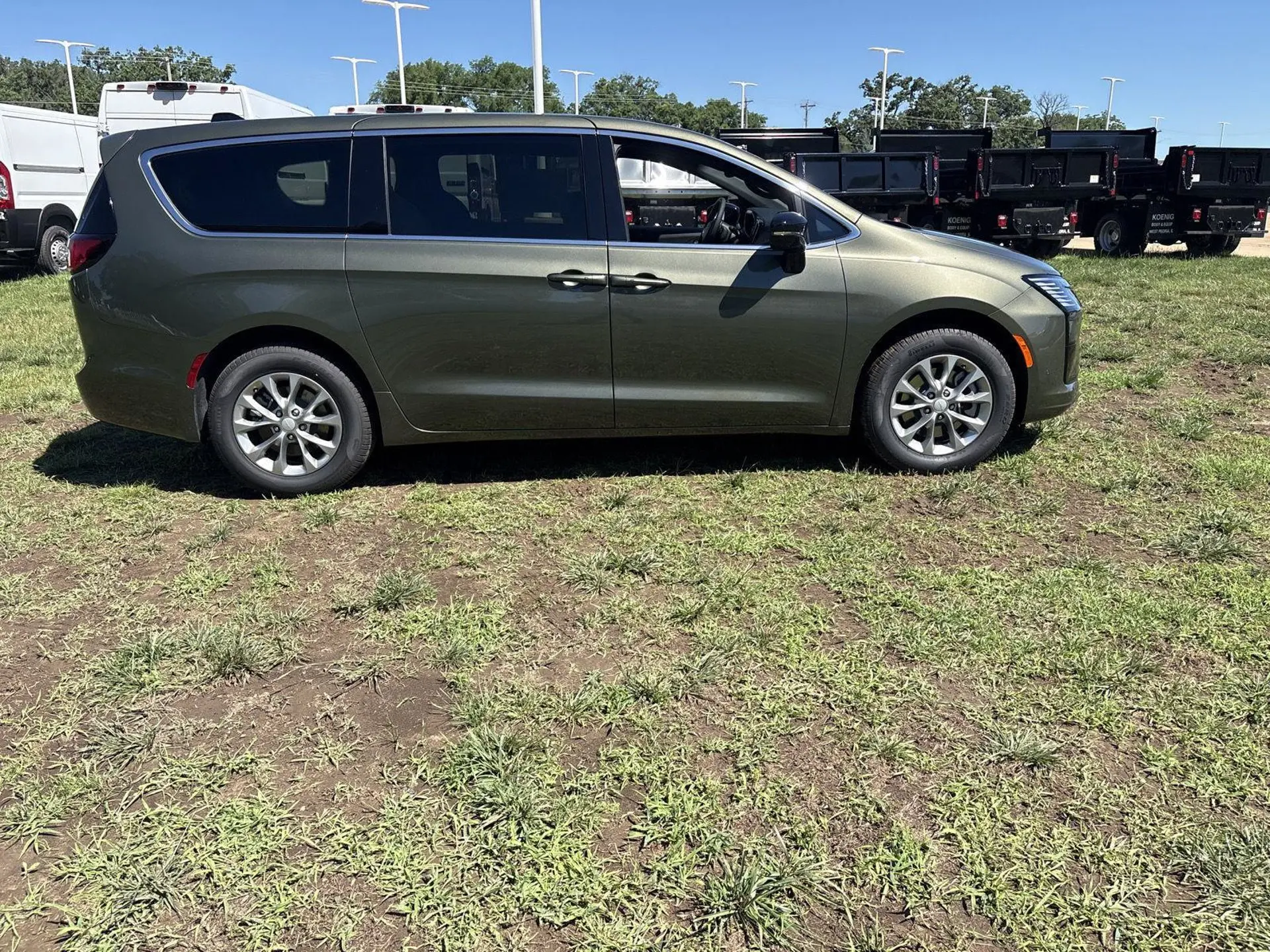 2027 Chrysler Pacifica Select AWD photo 4