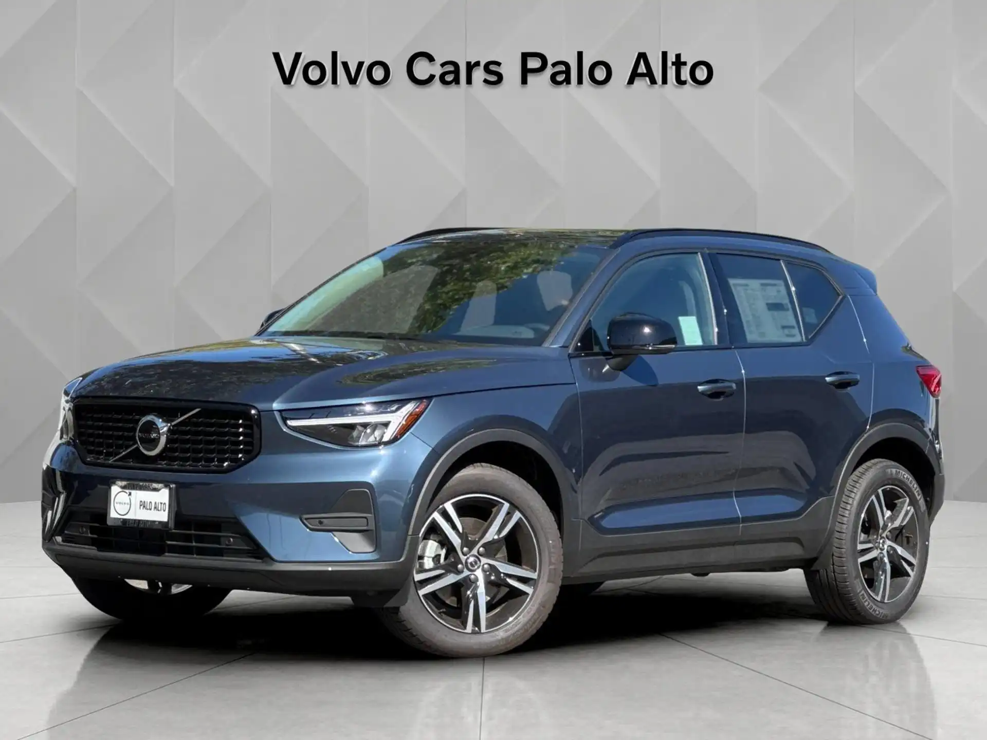 2026 Volvo XC40 B4 Core Dark FWD's photo