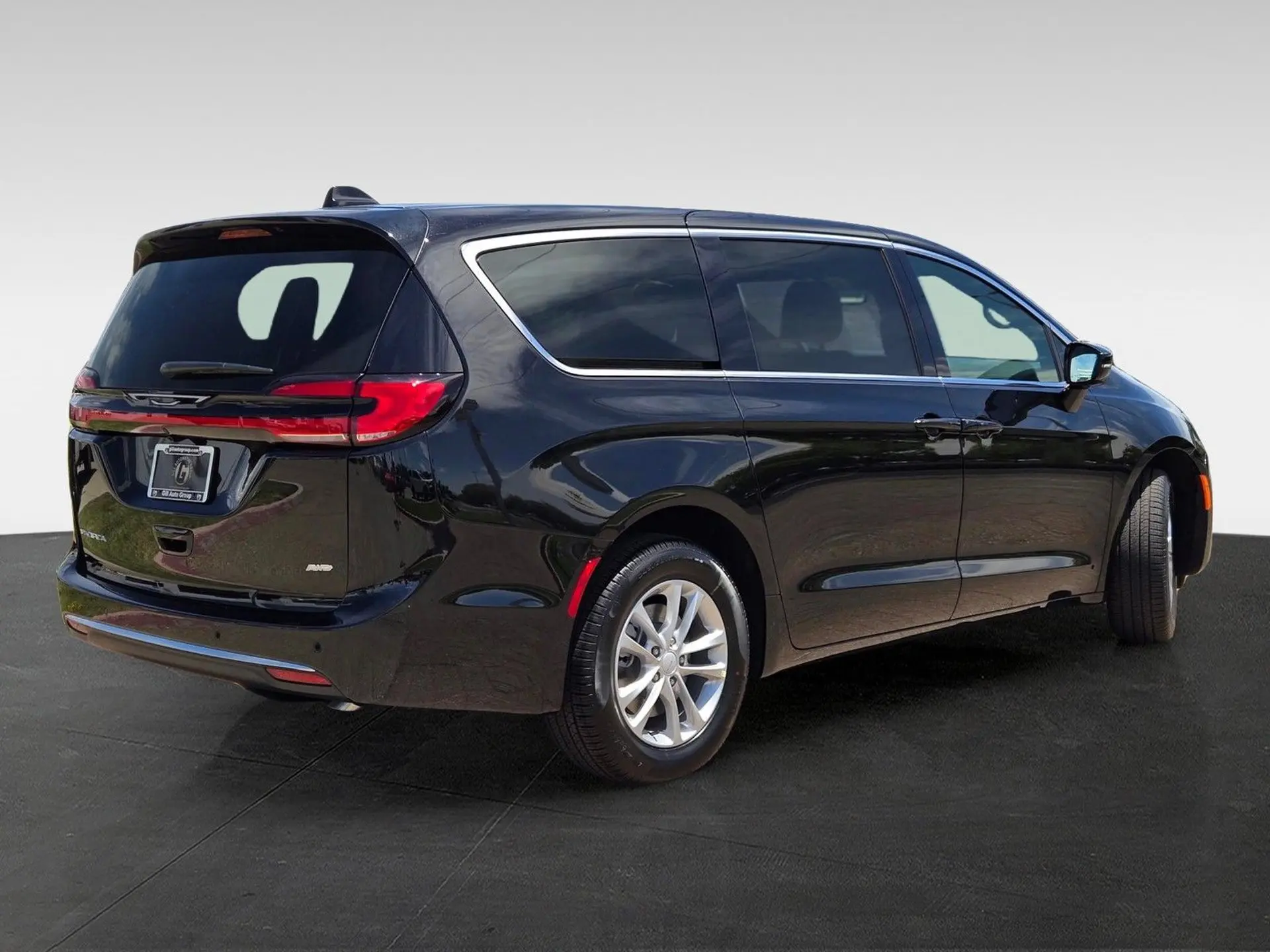 2027 Chrysler Pacifica Select AWD photo 4