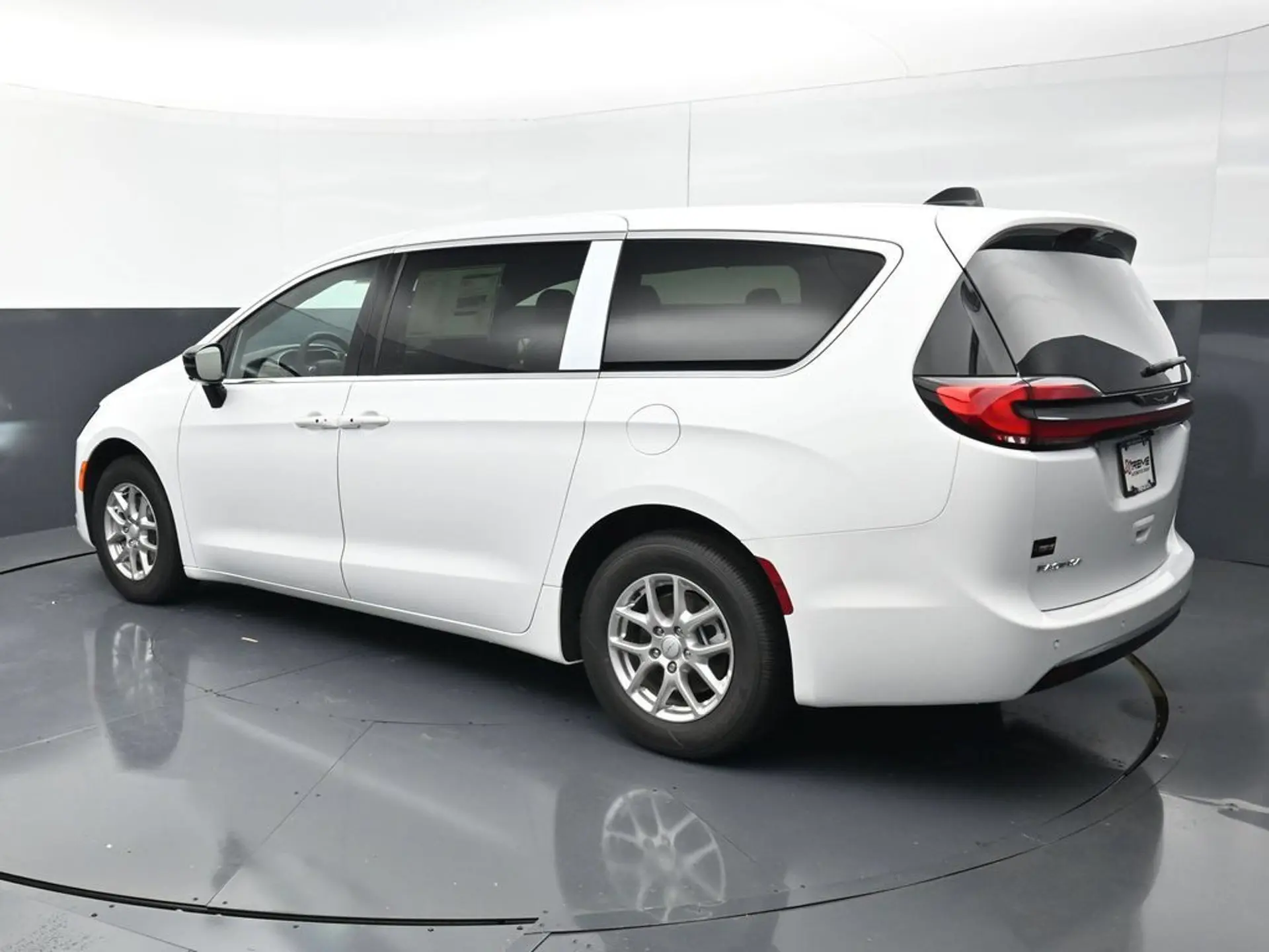 2027 Chrysler Pacifica Select photo 3