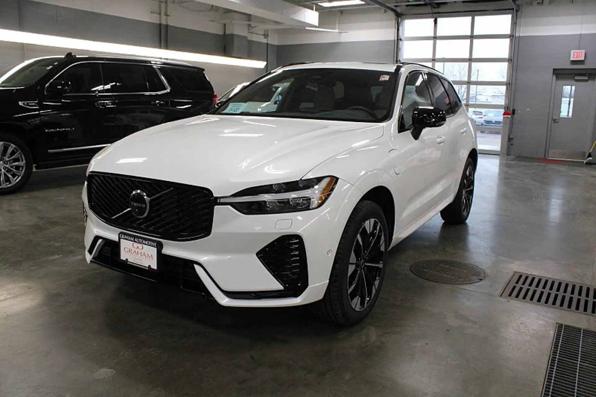 2026 Volvo XC60 T8 Plus Dark AWD's photo