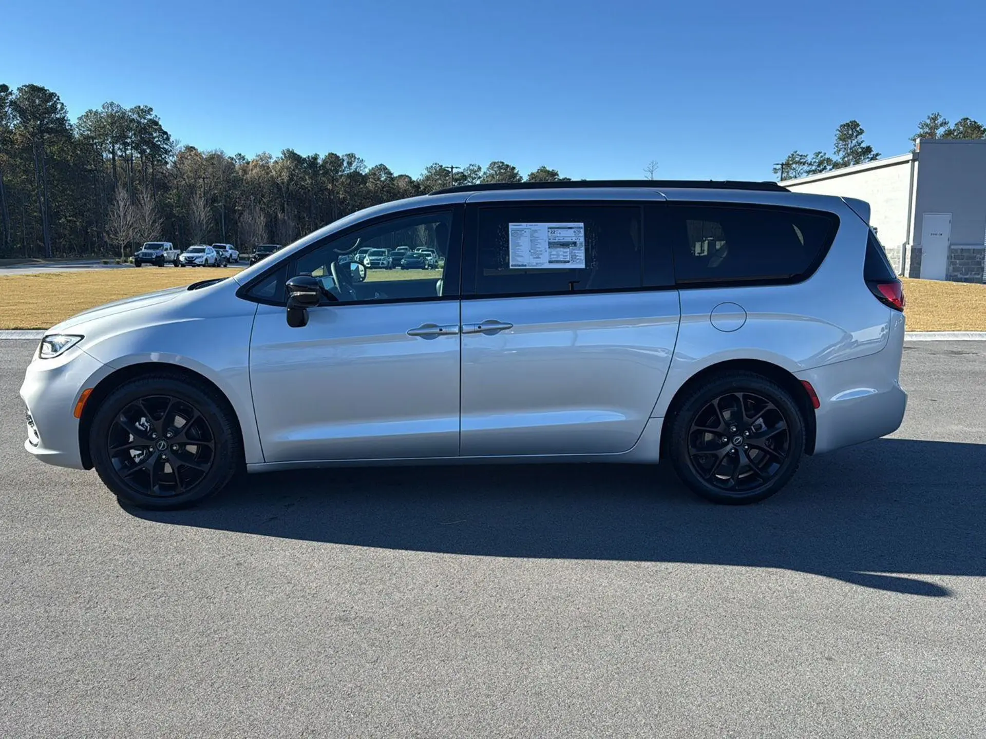 2026 Chrysler Pacifica Select photo 4