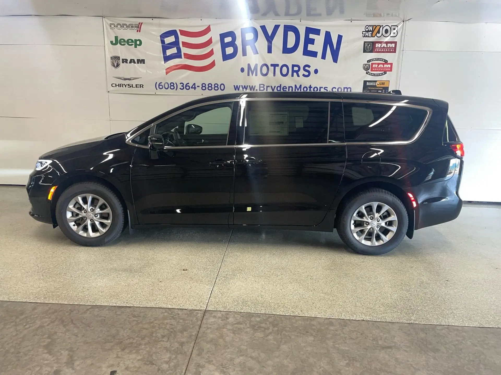 2026 Chrysler Pacifica Select AWD photo 5