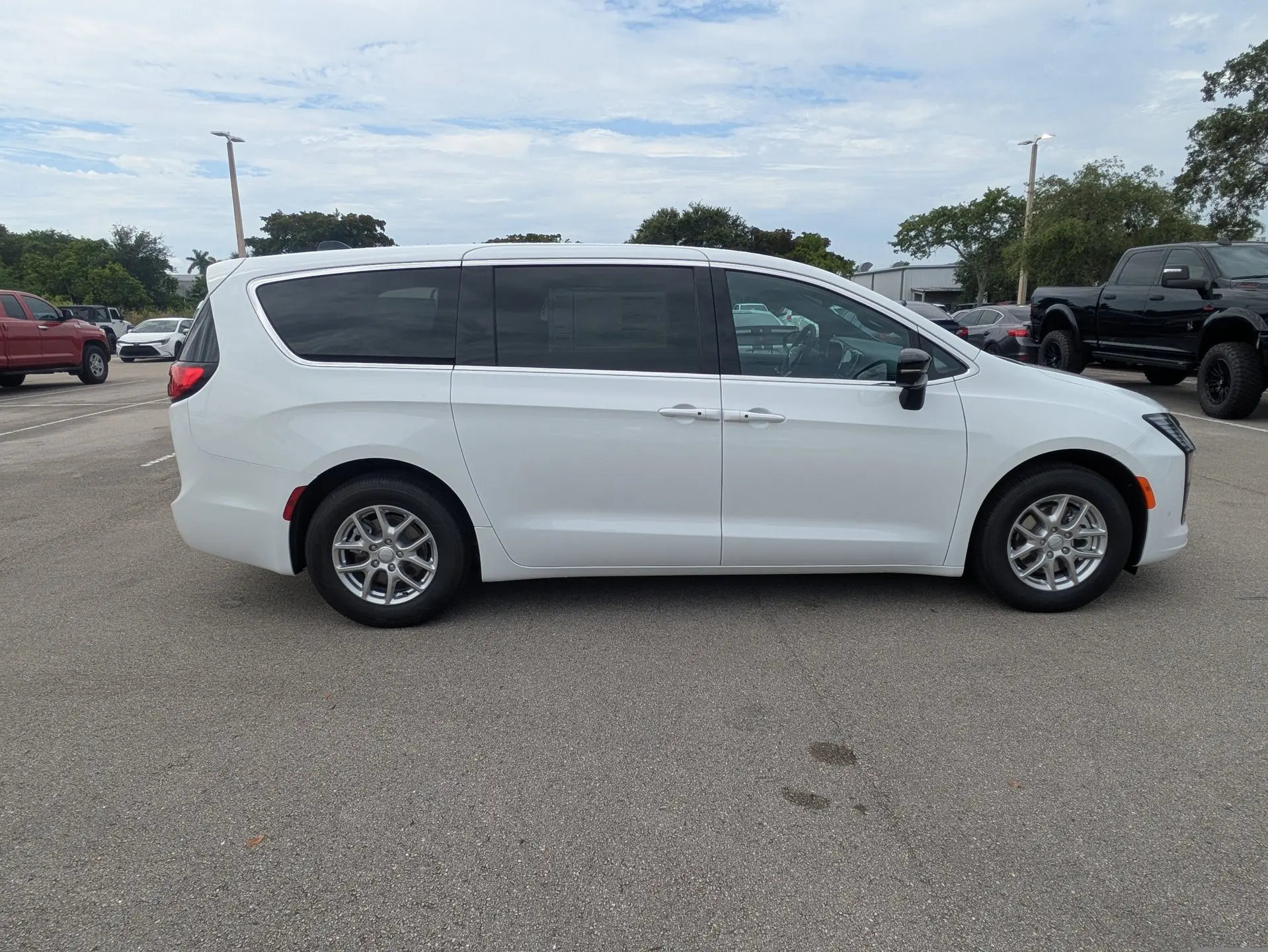 2027 Chrysler Pacifica Select photo 4