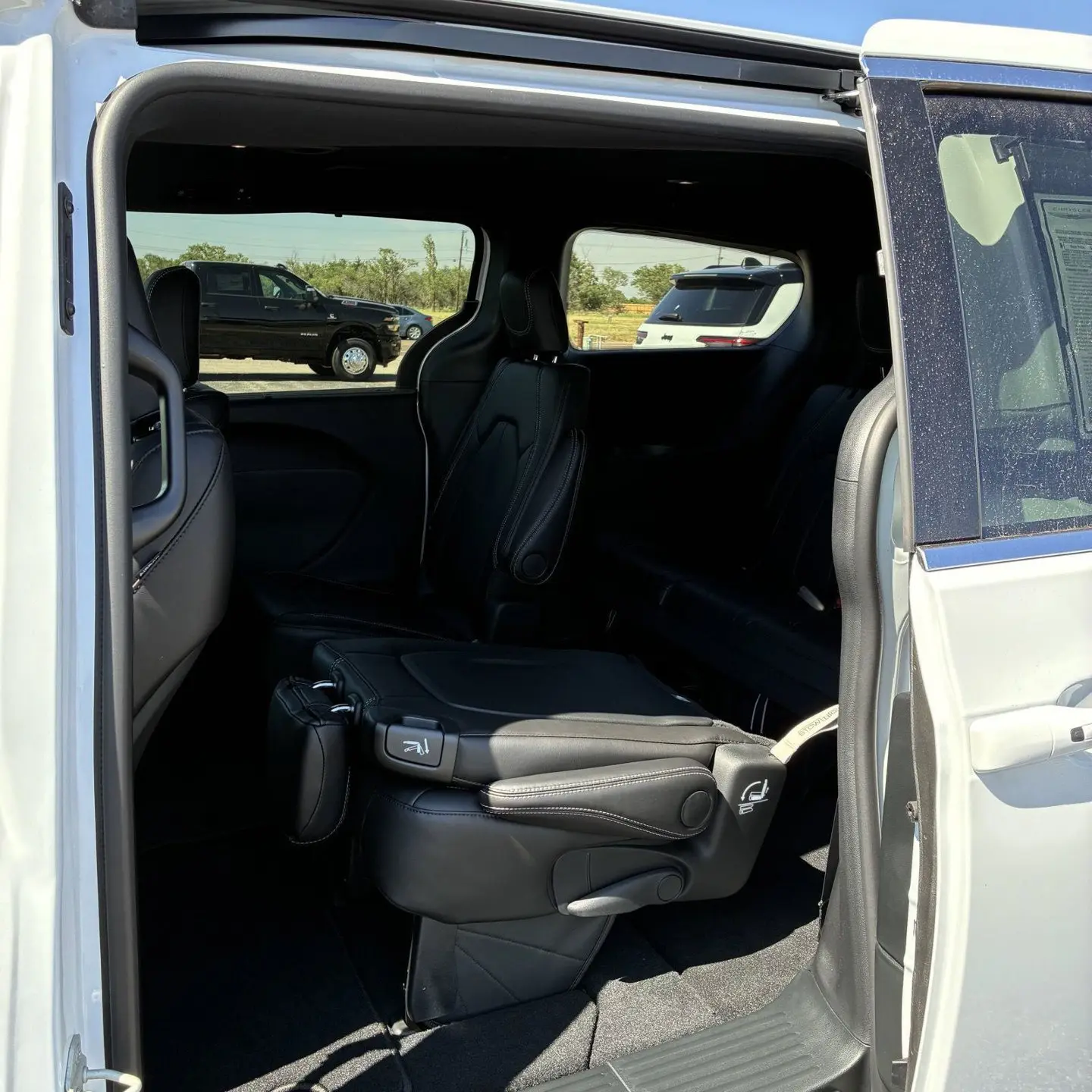 2026 Chrysler Pacifica Select photo 4