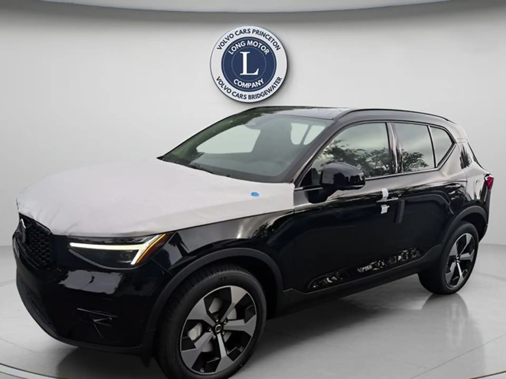 2026 Volvo XC40 B5 Plus Dark AWD's photo