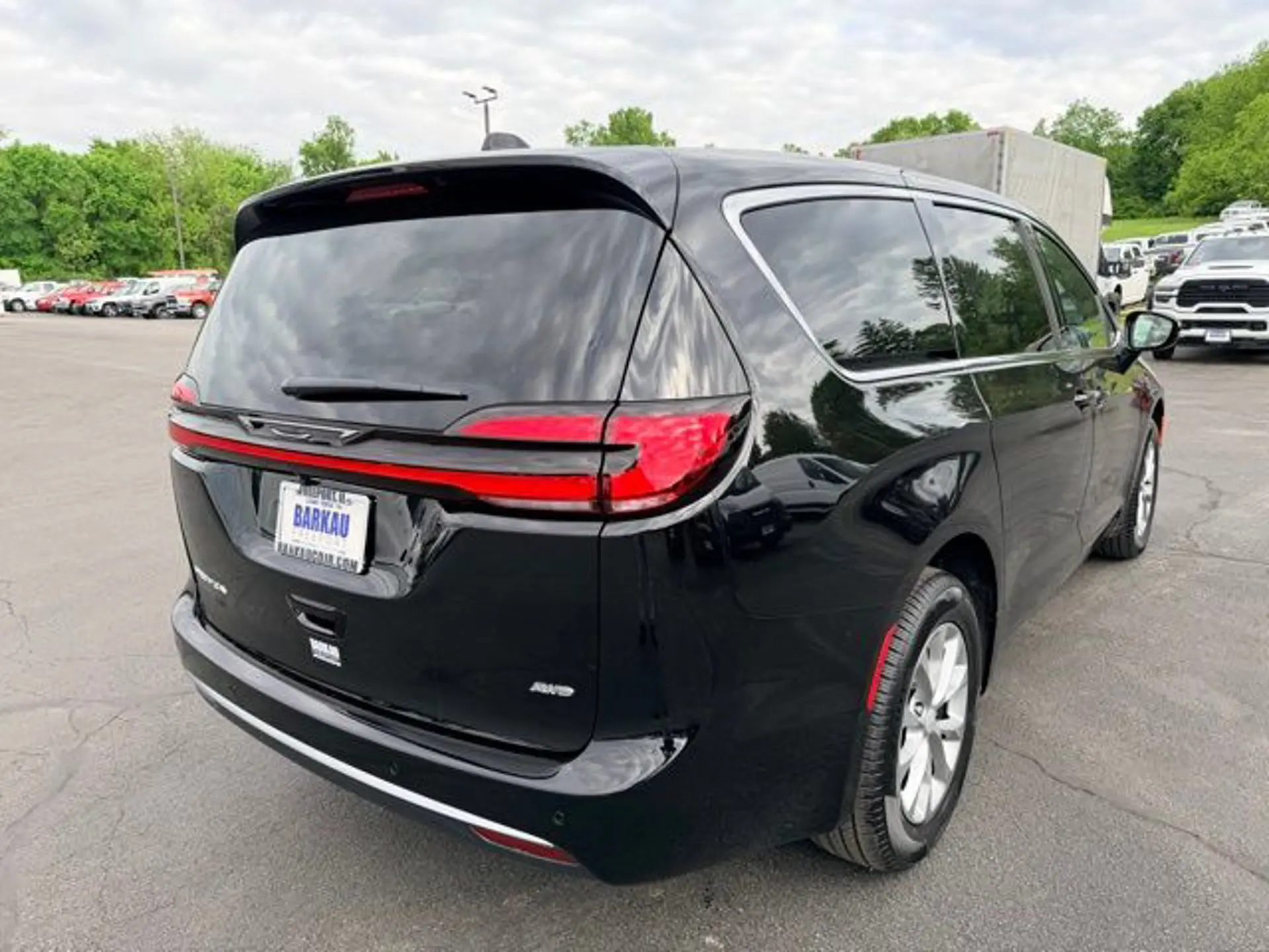 2027 Chrysler Pacifica Select AWD photo 3