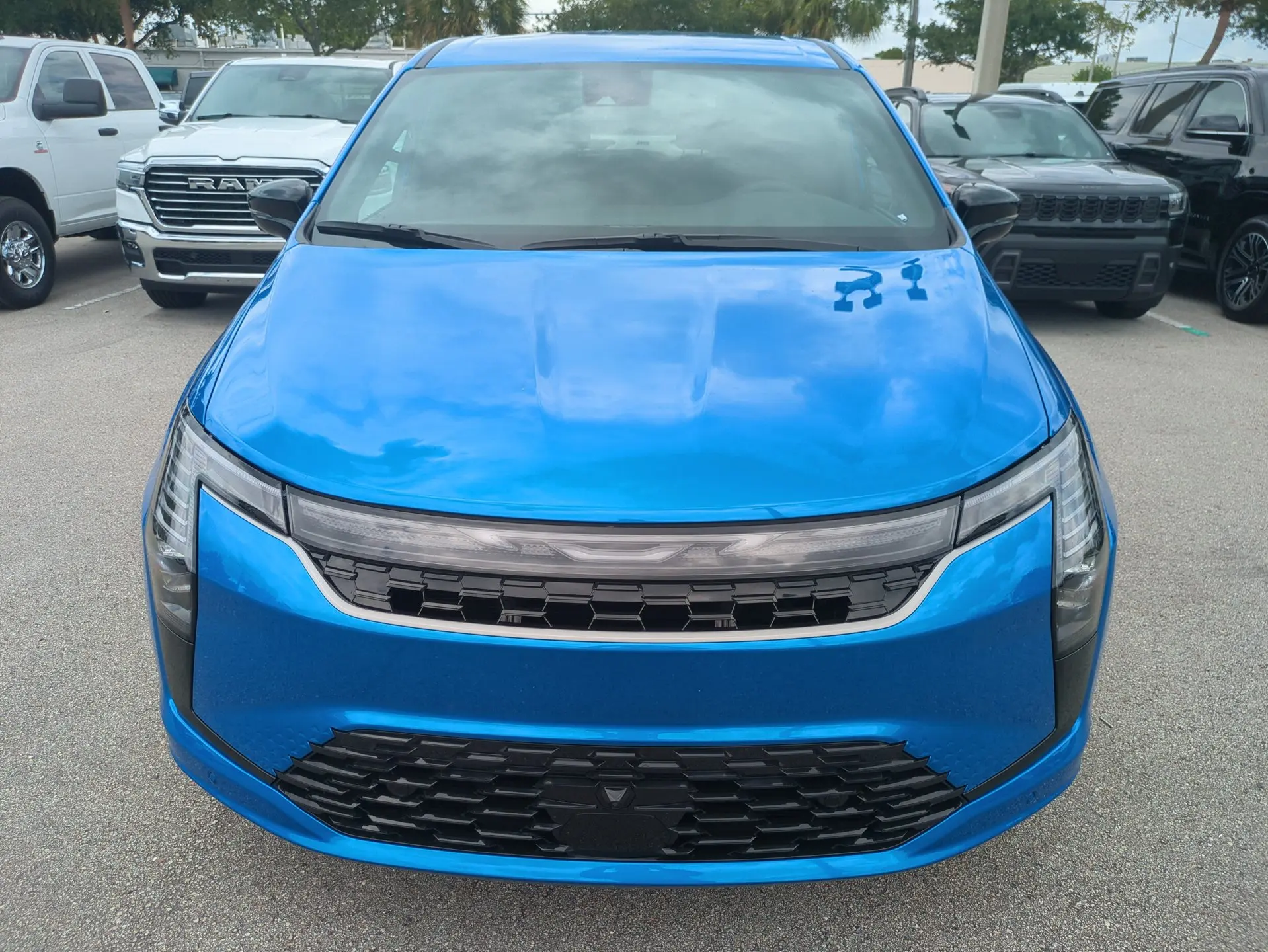 2027 Chrysler Pacifica Select photo 3
