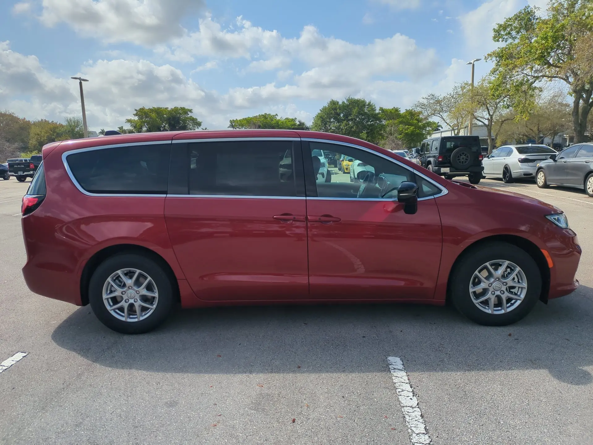 2026 Chrysler Pacifica Select photo 4