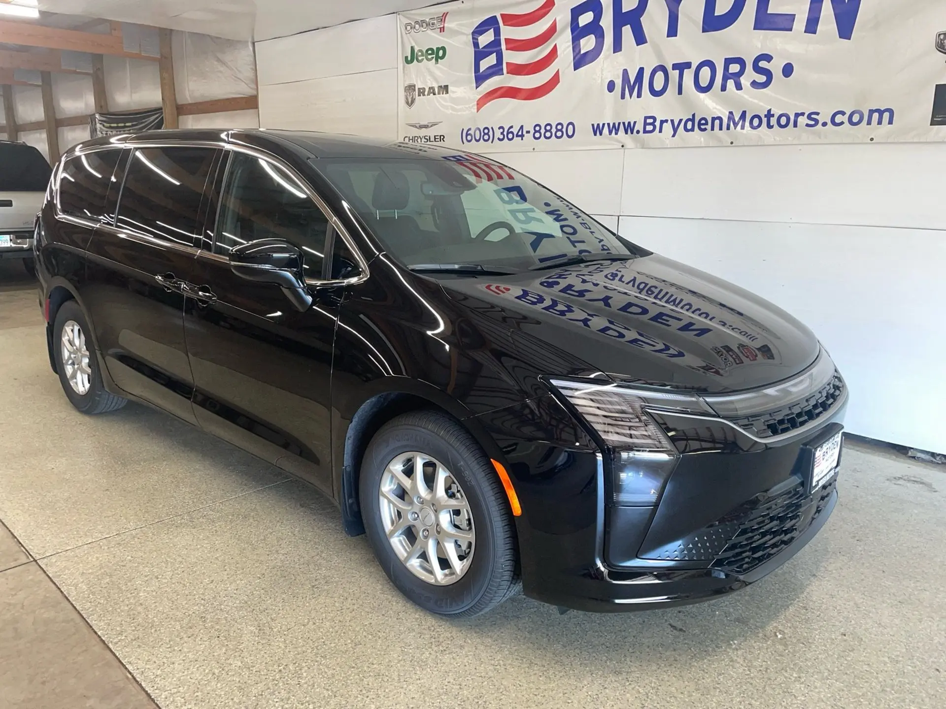 2027 Chrysler Pacifica Select photo 3