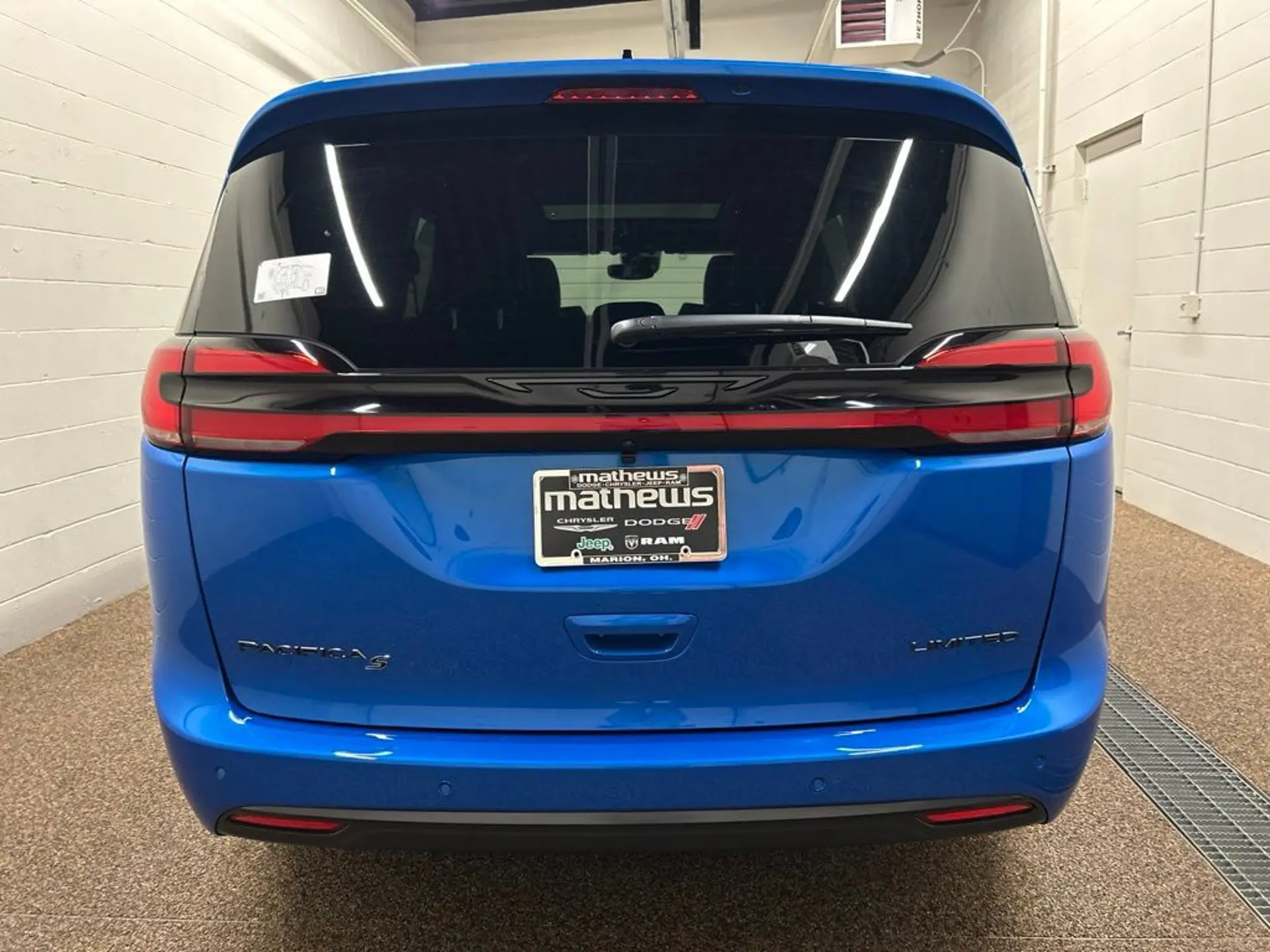 2027 Chrysler Pacifica Limited photo 3