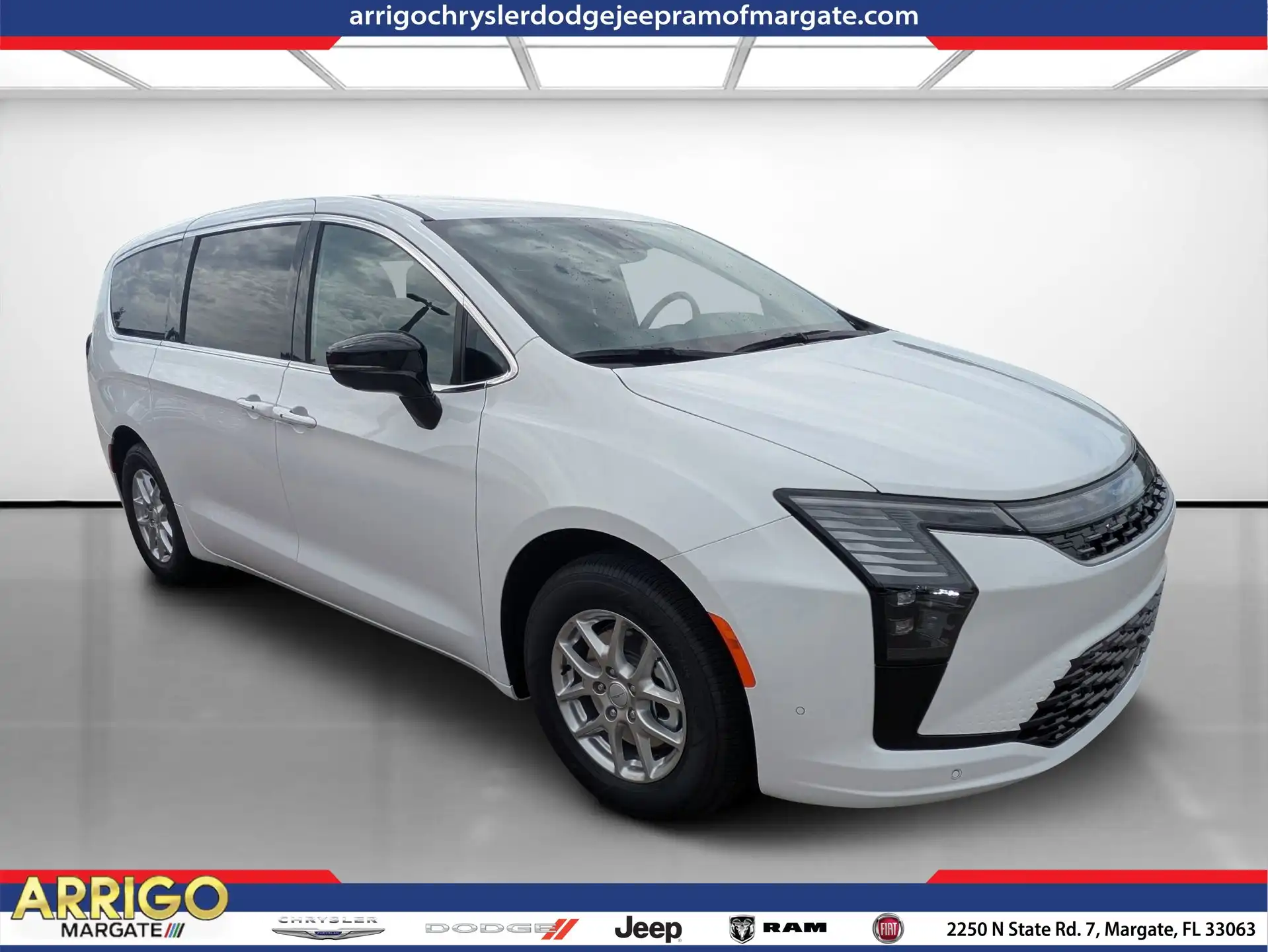 2027 Chrysler Pacifica Select's photo