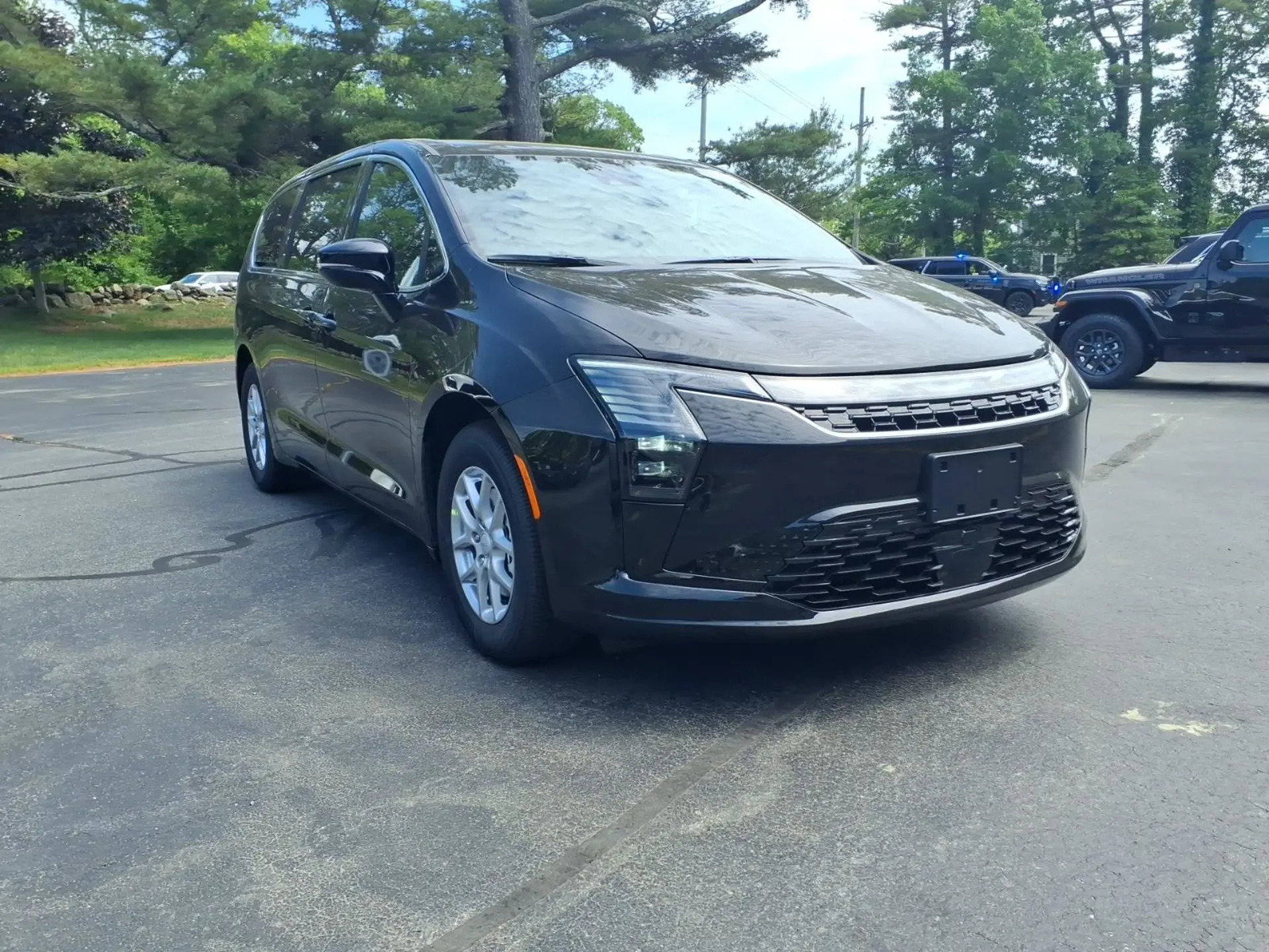 2027 Chrysler Pacifica Select photo 3