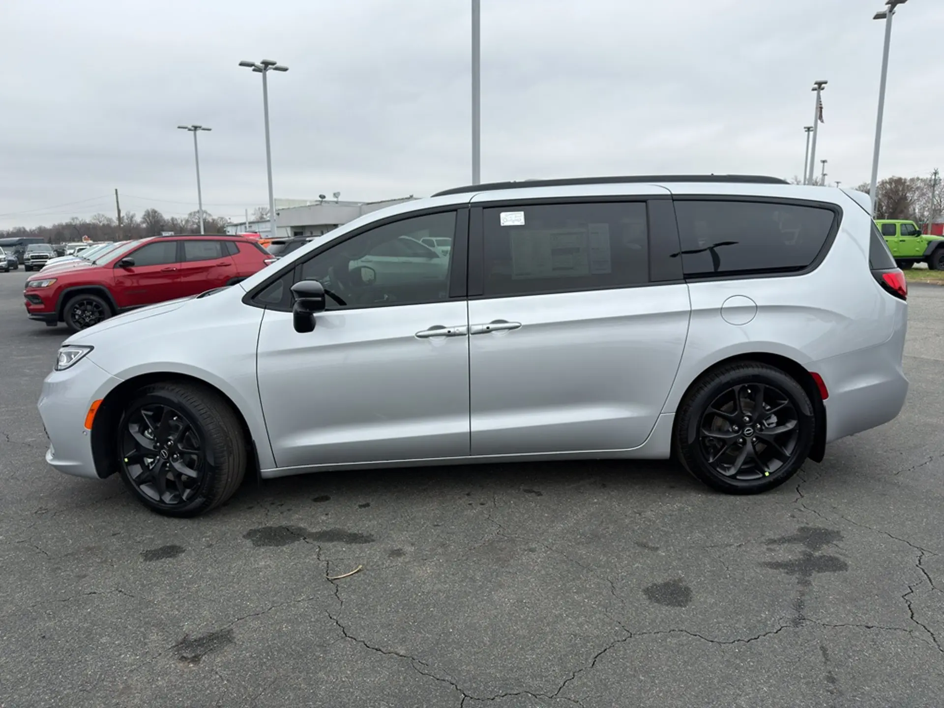 2026 Chrysler Pacifica Limited photo 4