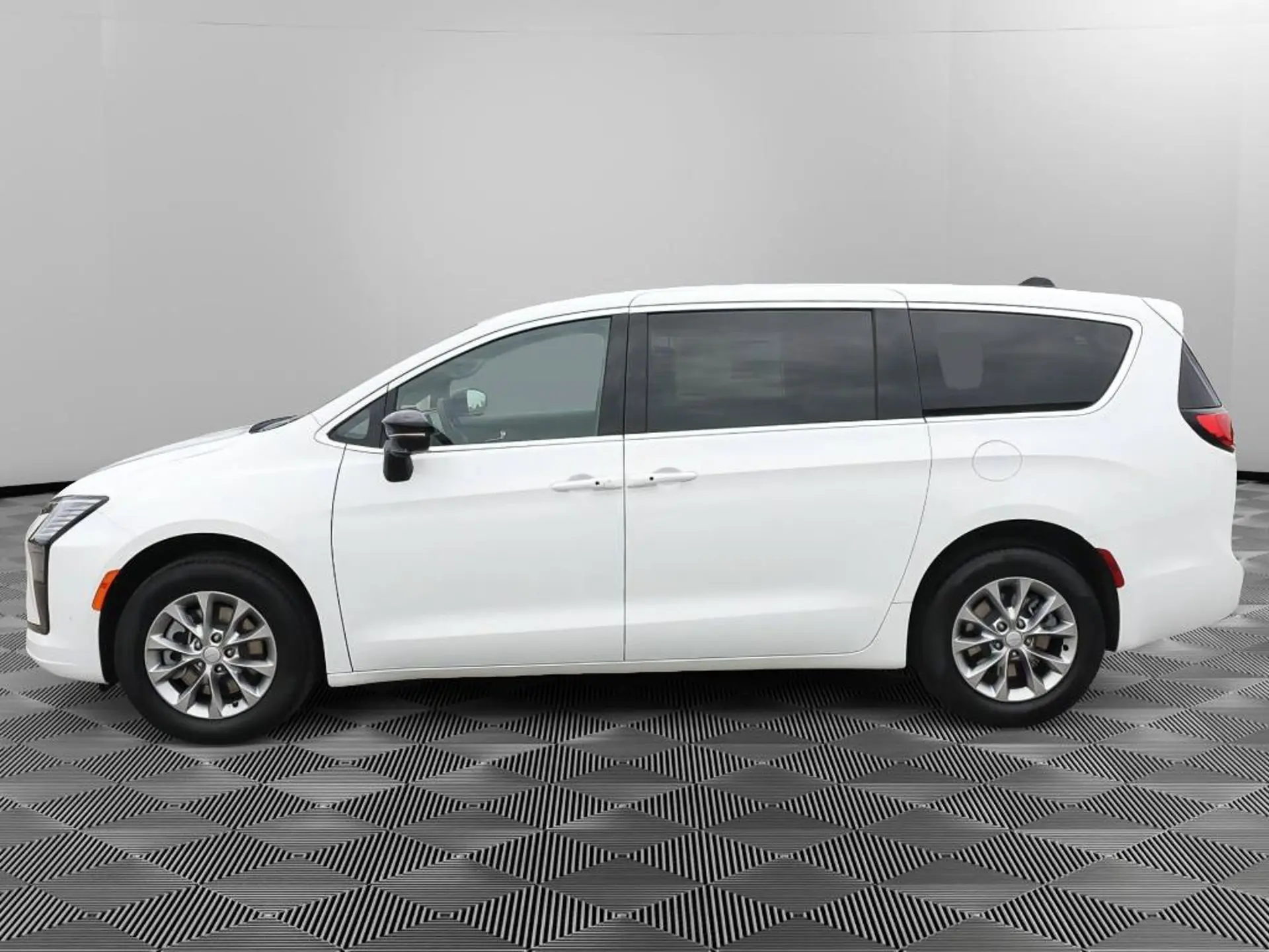 2027 Chrysler Pacifica Select AWD photo 3