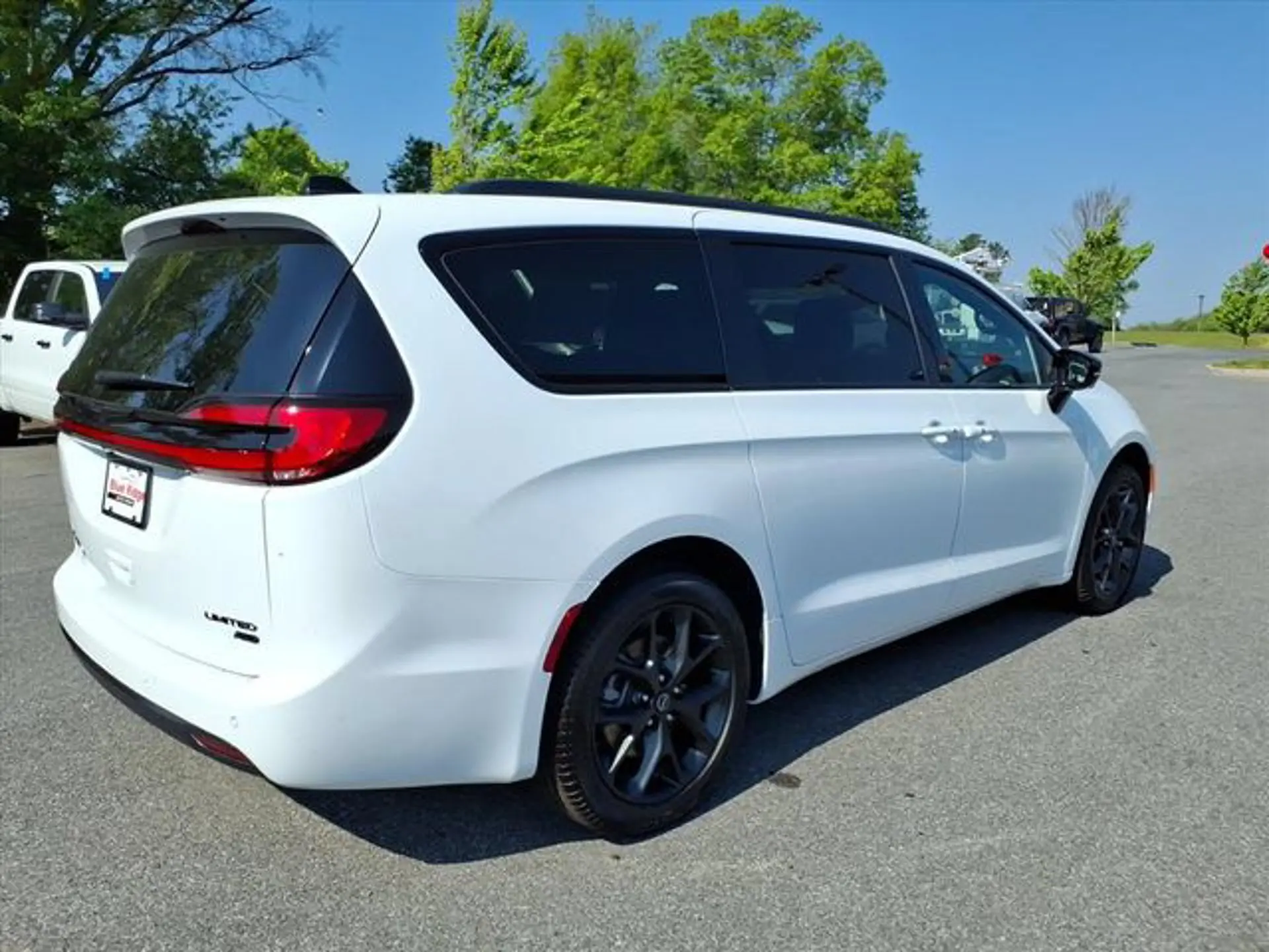 2026 Chrysler Pacifica Limited AWD photo 4