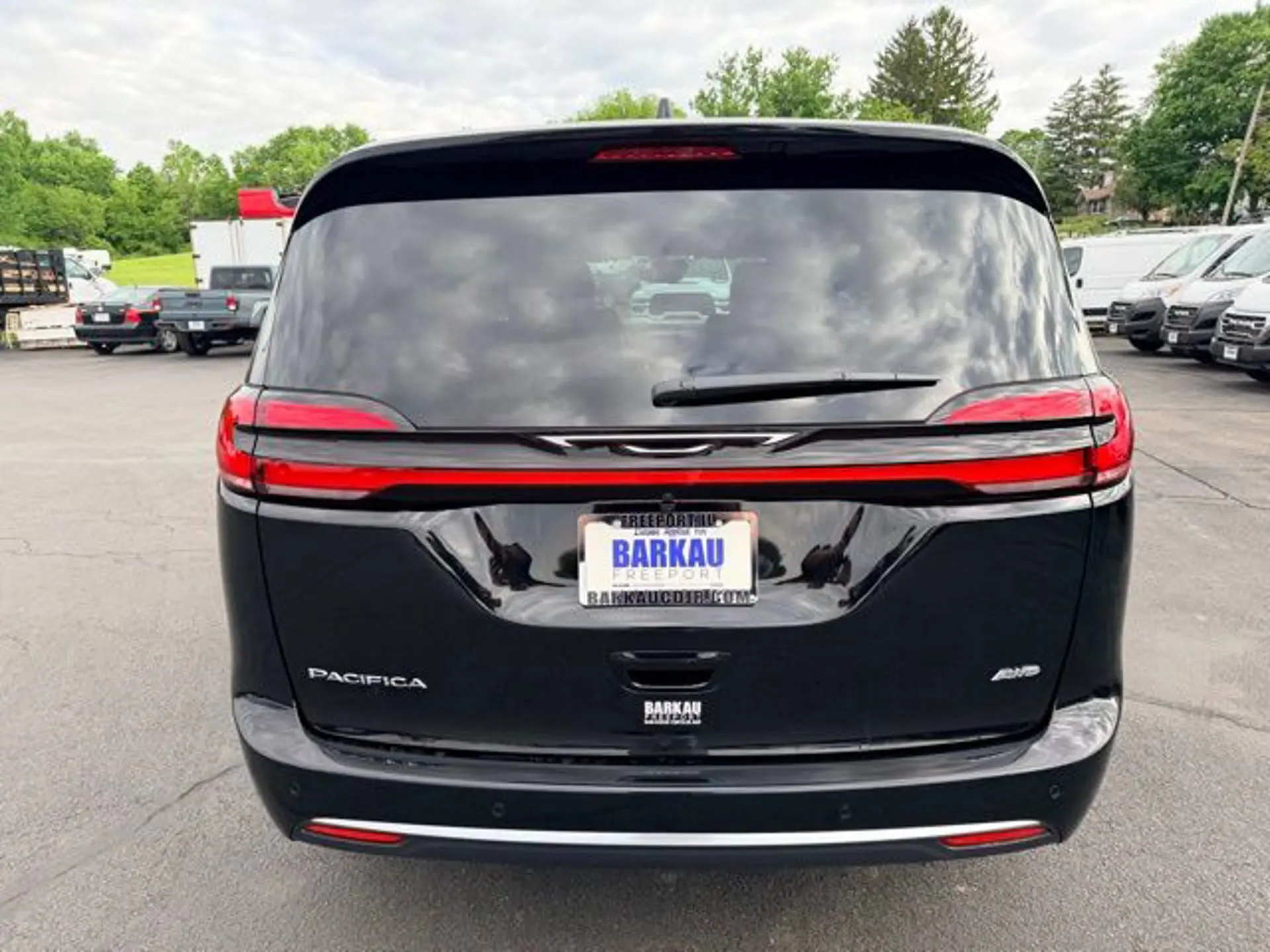 2027 Chrysler Pacifica Select AWD photo 4