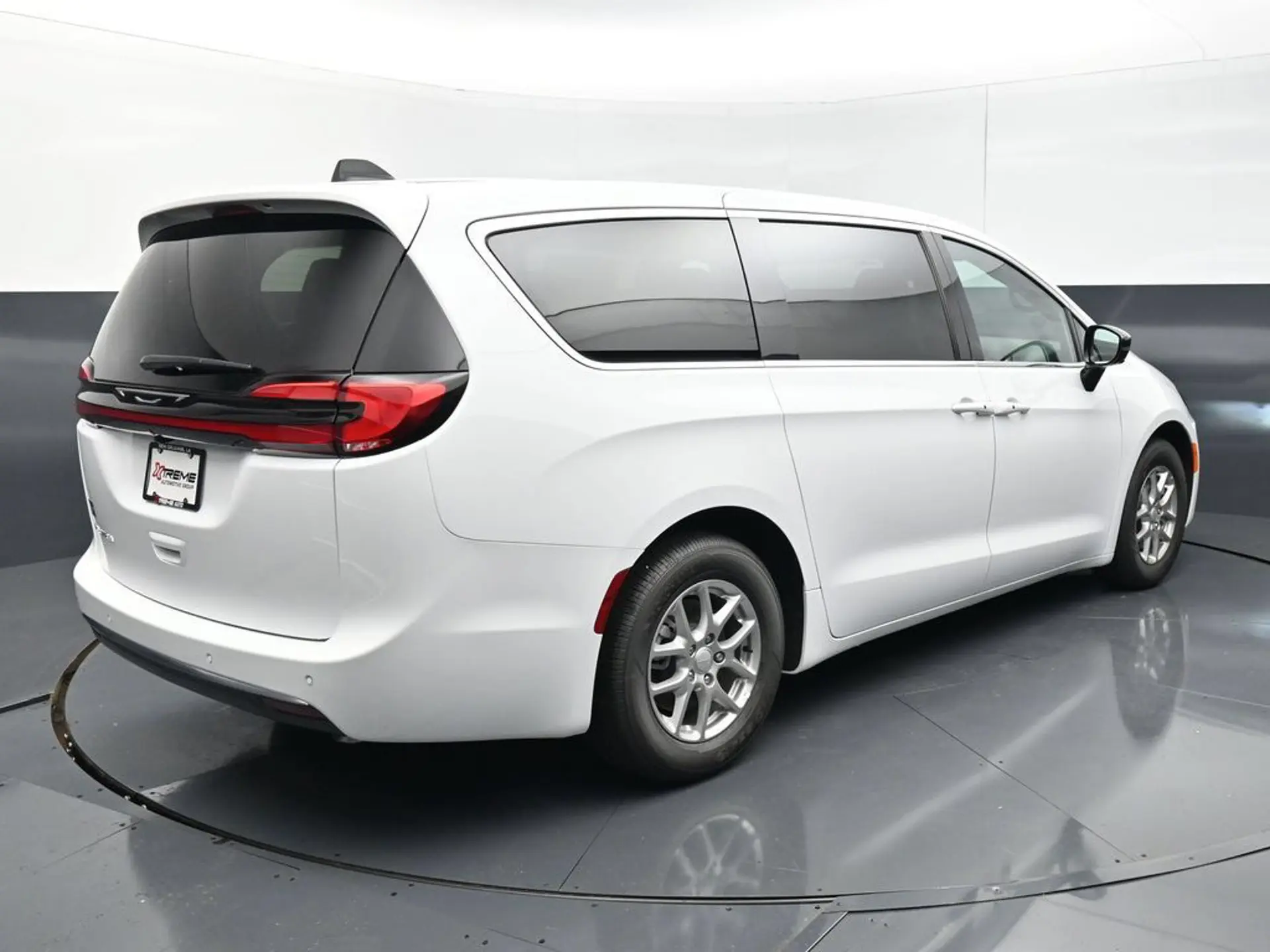 2027 Chrysler Pacifica Select photo 5