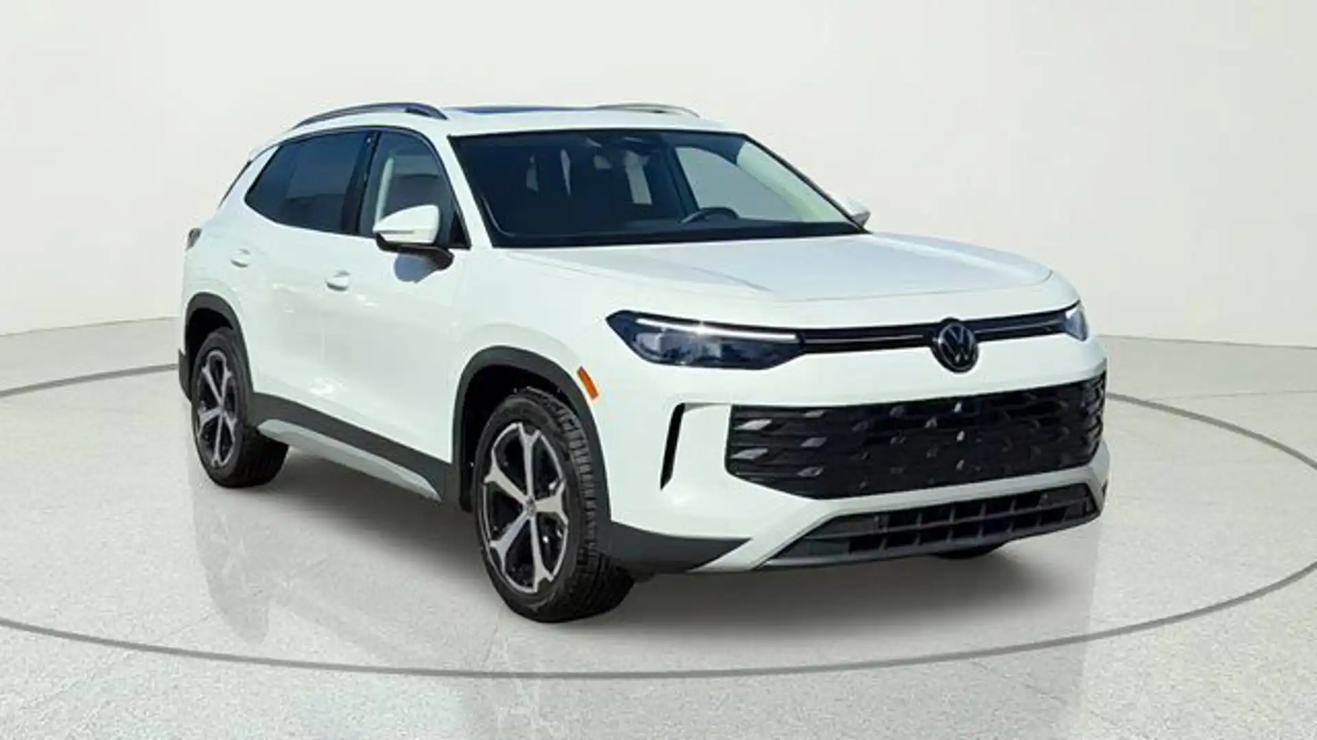 2026 Volkswagen Tiguan 2.0T SE's photo