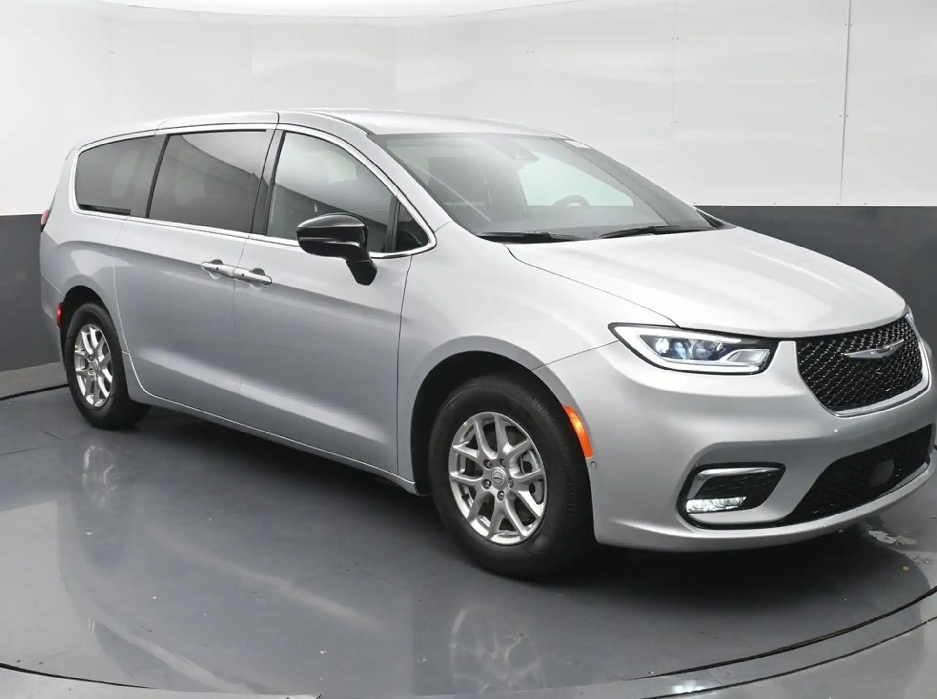 2026 Chrysler Pacifica Select's photo