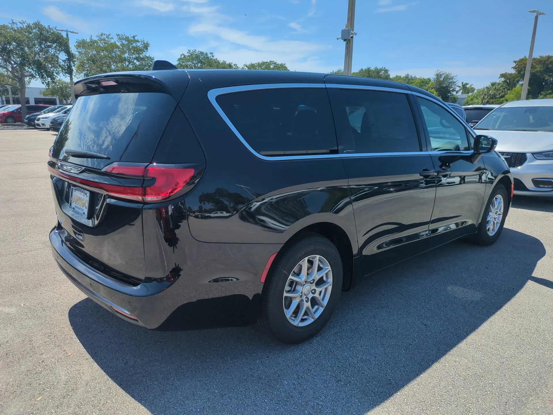 2027 Chrysler Pacifica Select photo 5