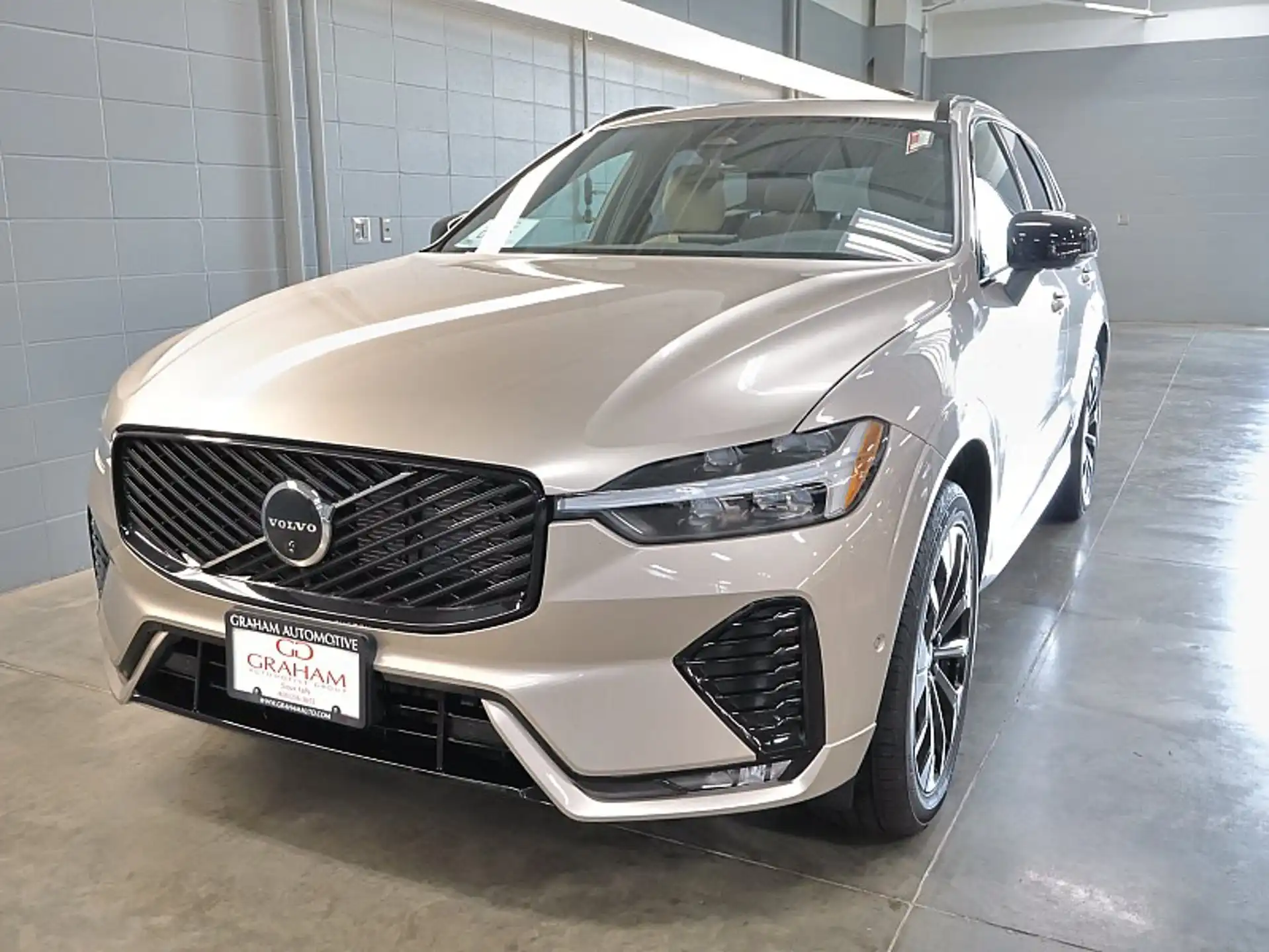 2026 Volvo XC60 B5 Plus Dark AWD's photo
