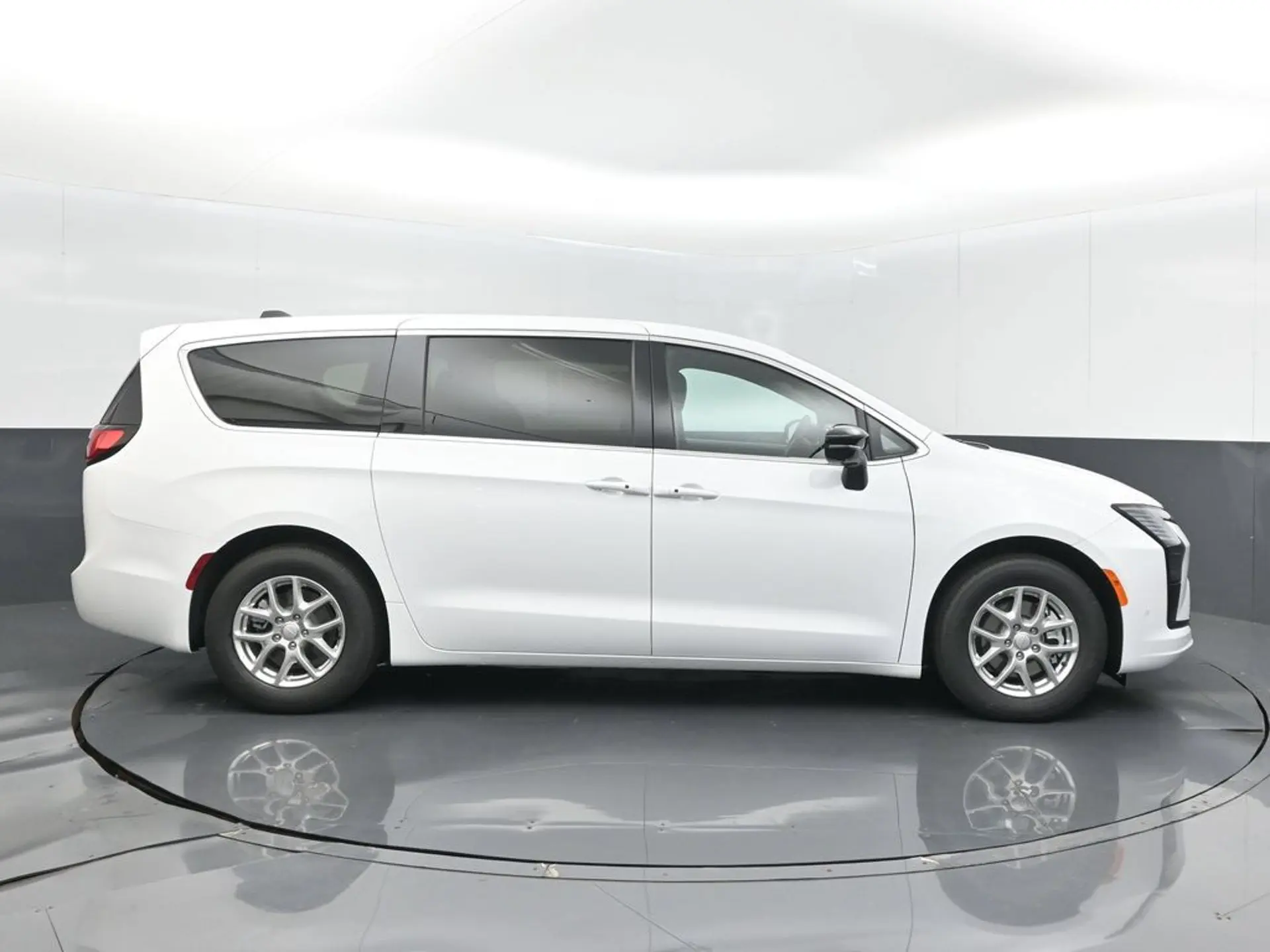 2027 Chrysler Pacifica Select photo 5